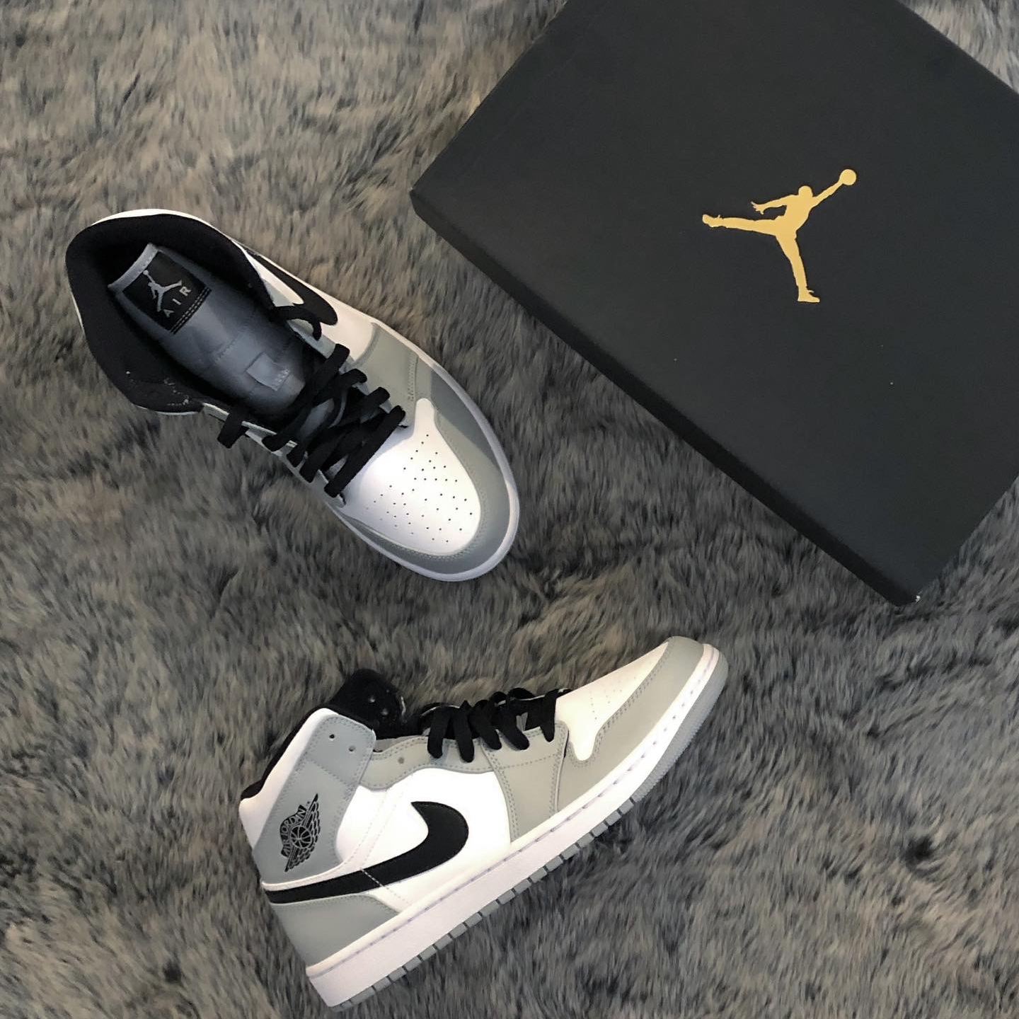 Jordan 1 Mid Light Smoke Grey 착용 스타일 - 2