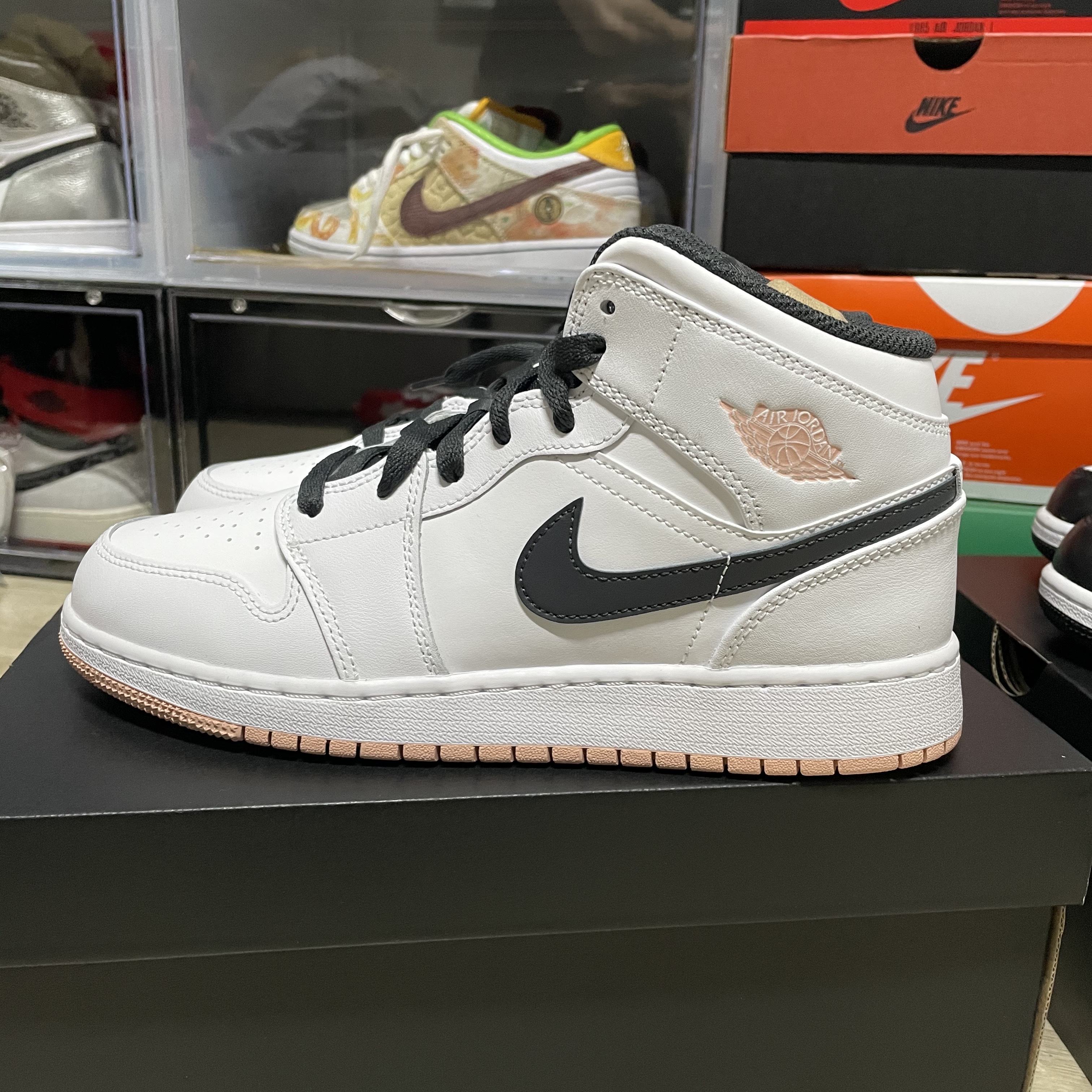 (GS) Jordan 1 Mid Tropical Twist, (GS) Jordan 1 Mid White Arctic Orange 착용 스타일 - 2