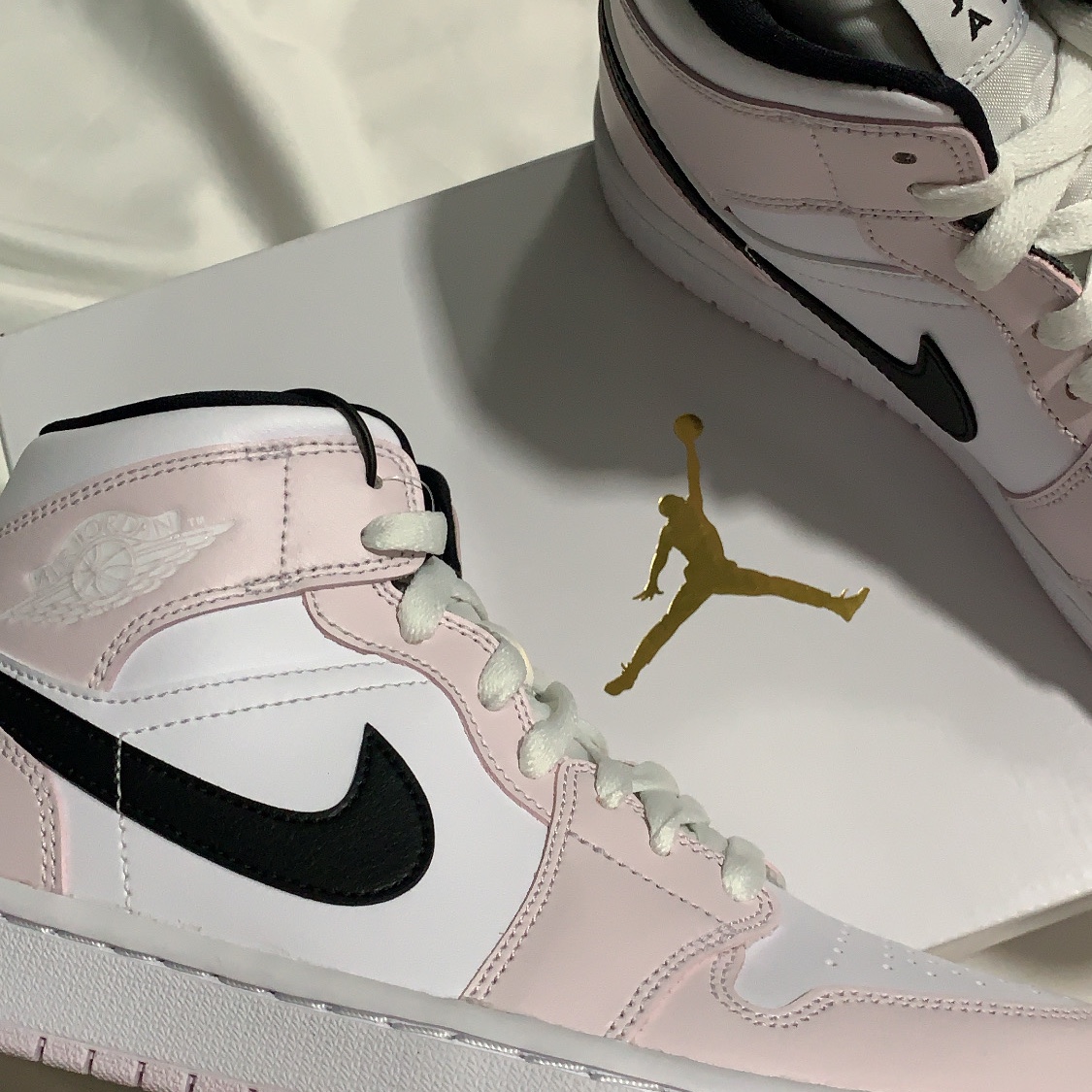 (W) Jordan 1 Mid Barely Rose 착용 스타일