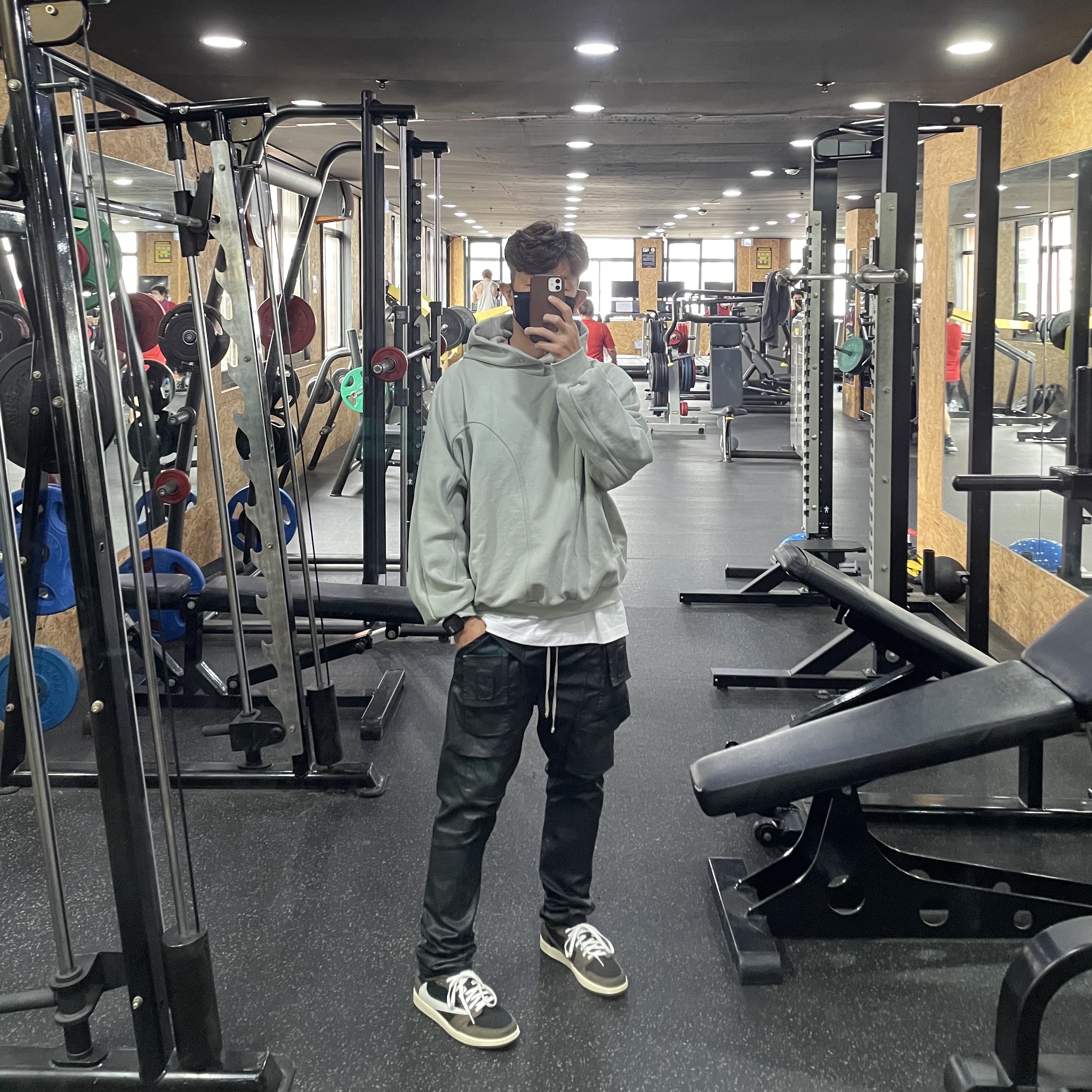 Jordan 1 x Travis Scott Retro Low OG SP Mocha 착용 스타일 - 4