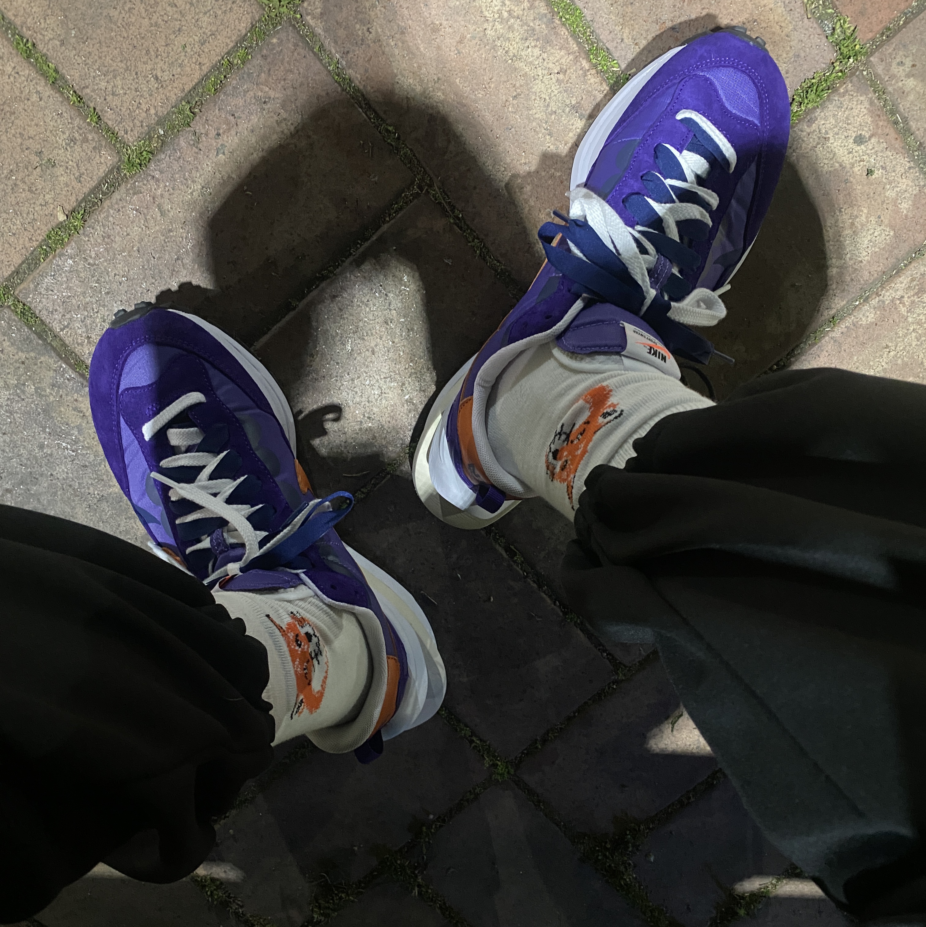 Nike x Sacai VaporWaffle Dark Iris 착용 스타일 - 3