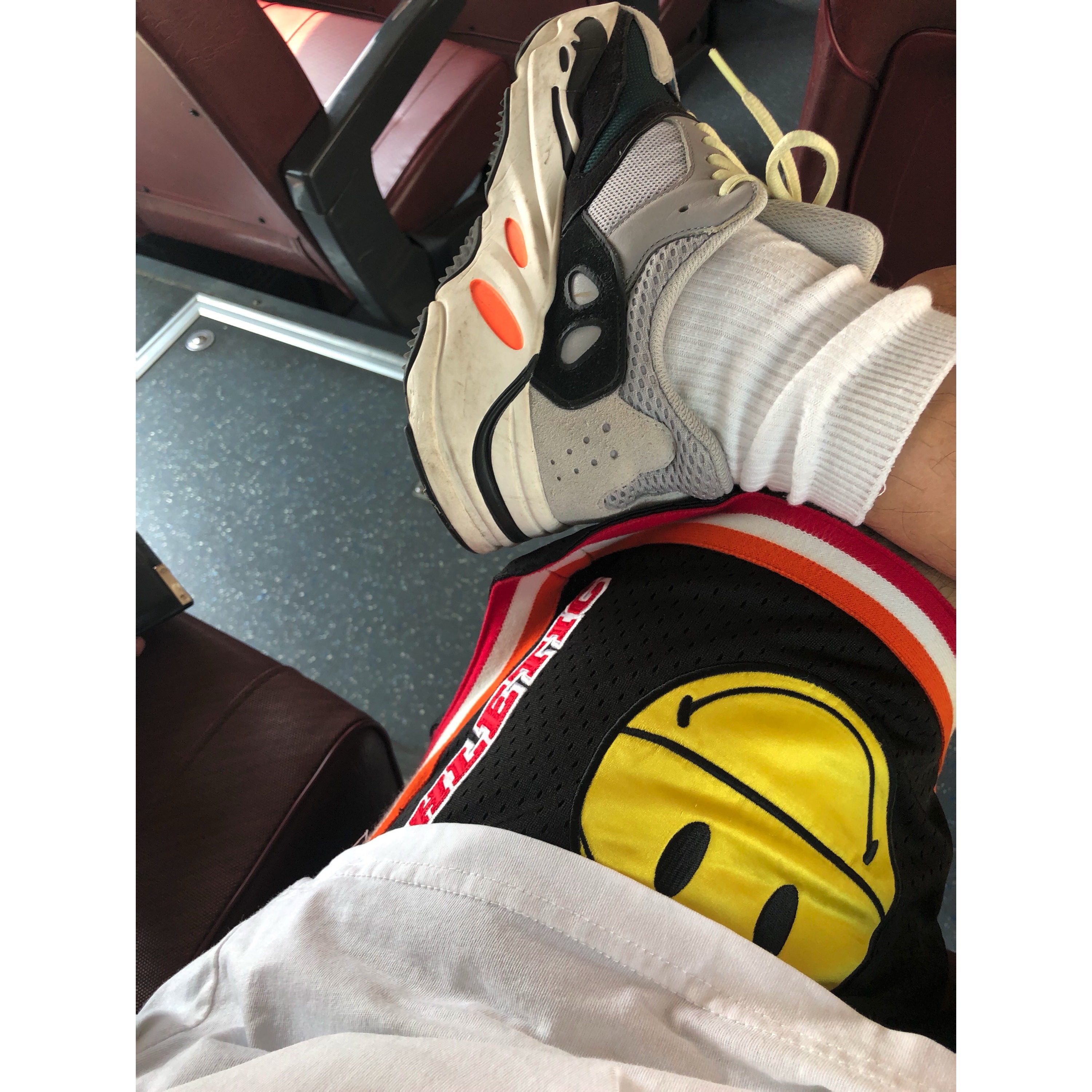 Adidas Yeezy Boost 700 Wave Runner Solid Grey 2017/2019 착용 스타일