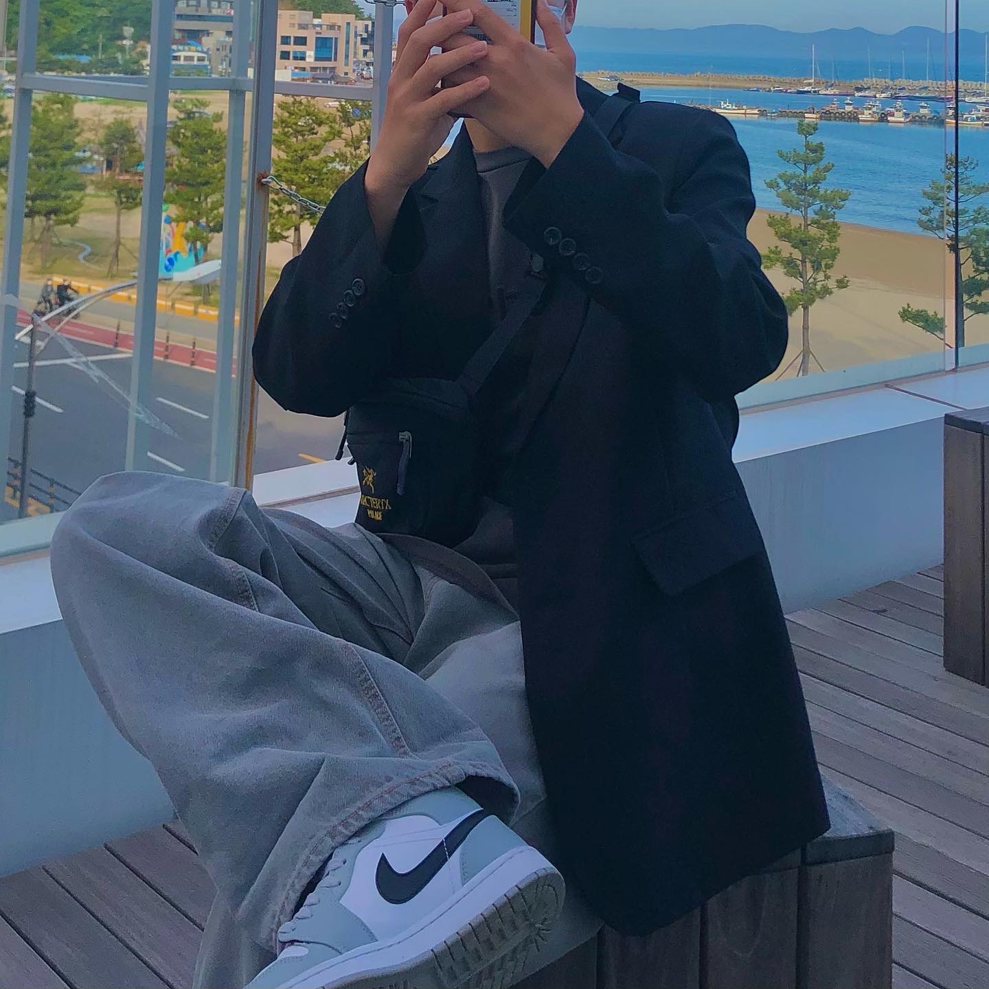 Jordan 1 Mid Light Smoke Grey, Palace x Arc'teryx Mantis 1 Waistpack - 20FW 착용 스타일