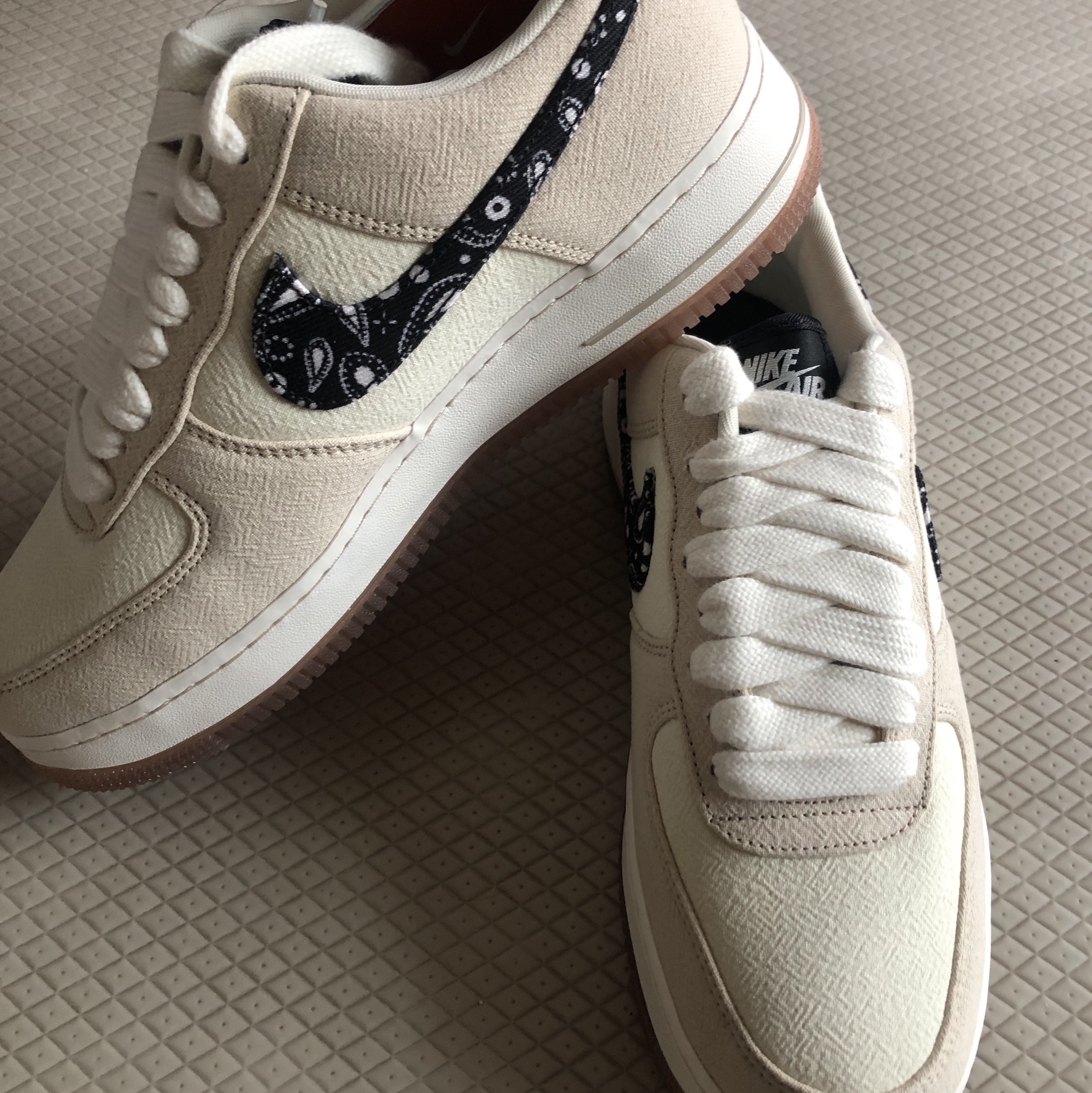 Nike Air Force 1 '07 LV8 Paisley Swoosh 착용 스타일