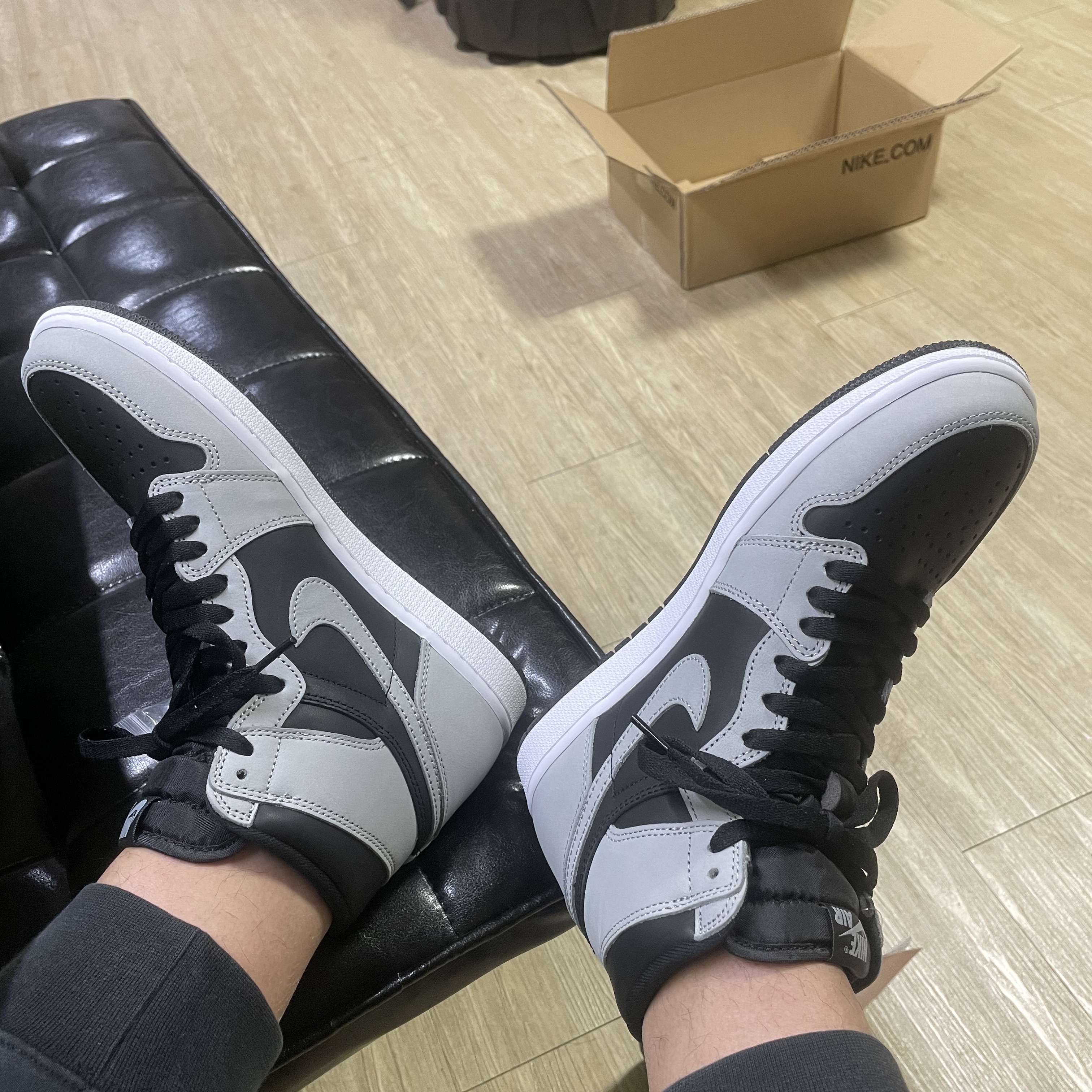 Jordan 1 Retro High OG Shadow 2.0, Jordan 1 Mid Light Smoke Grey 착용 스타일 - 4