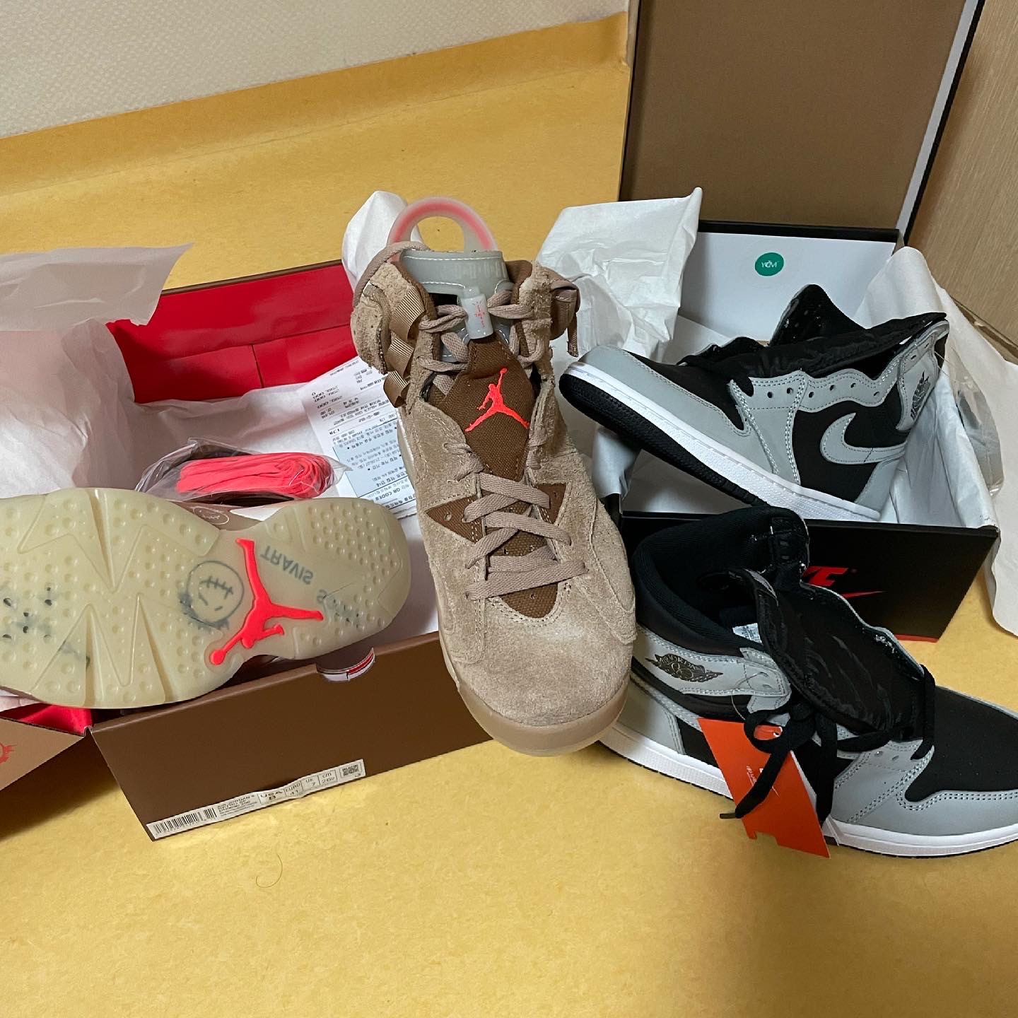 Jordan 6 x Travis Scott Retro SP British Khaki, Jordan 1 Retro High OG Shadow 2.0 착용 스타일 - 1
