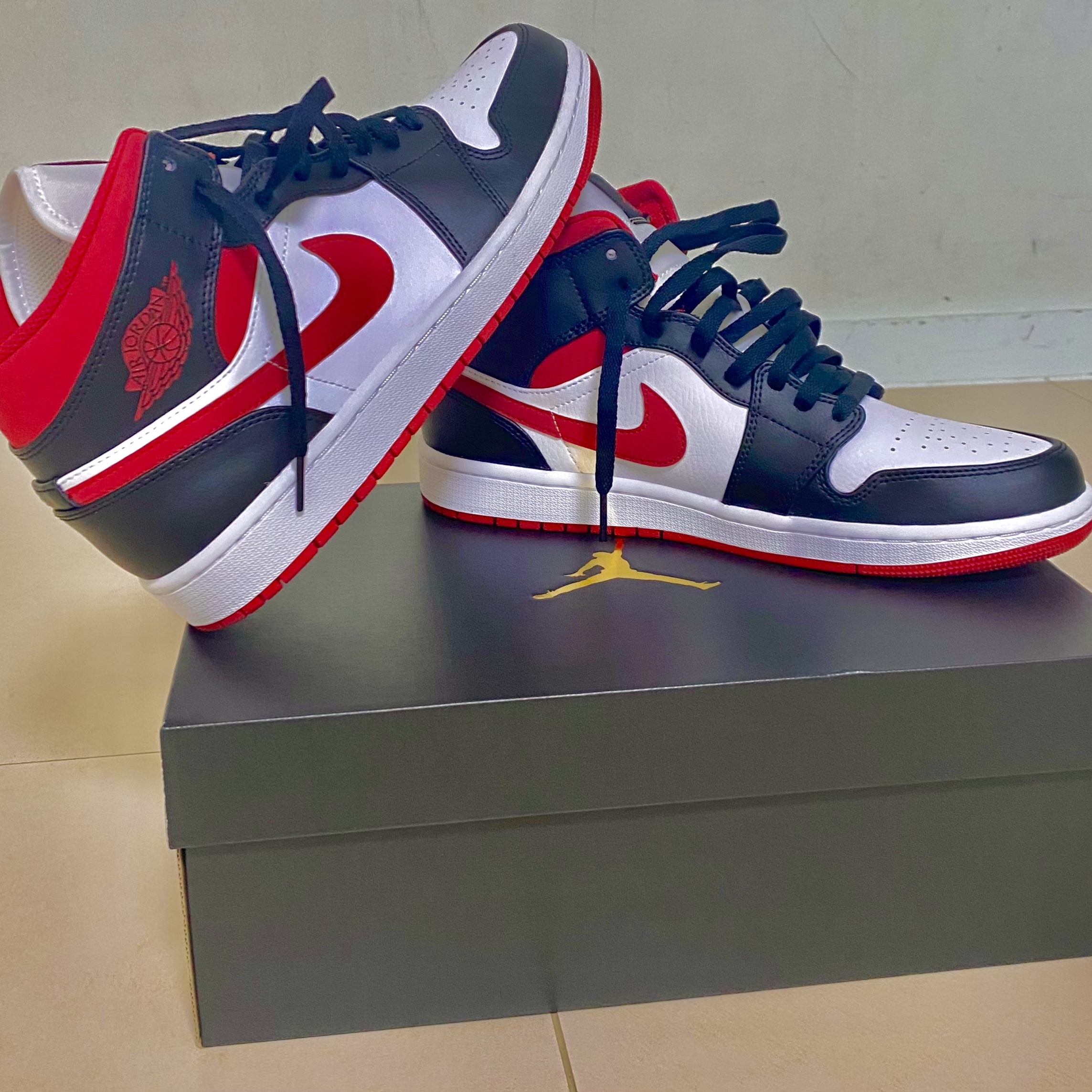Jordan 1 Mid Gym Red Black White 착용 스타일