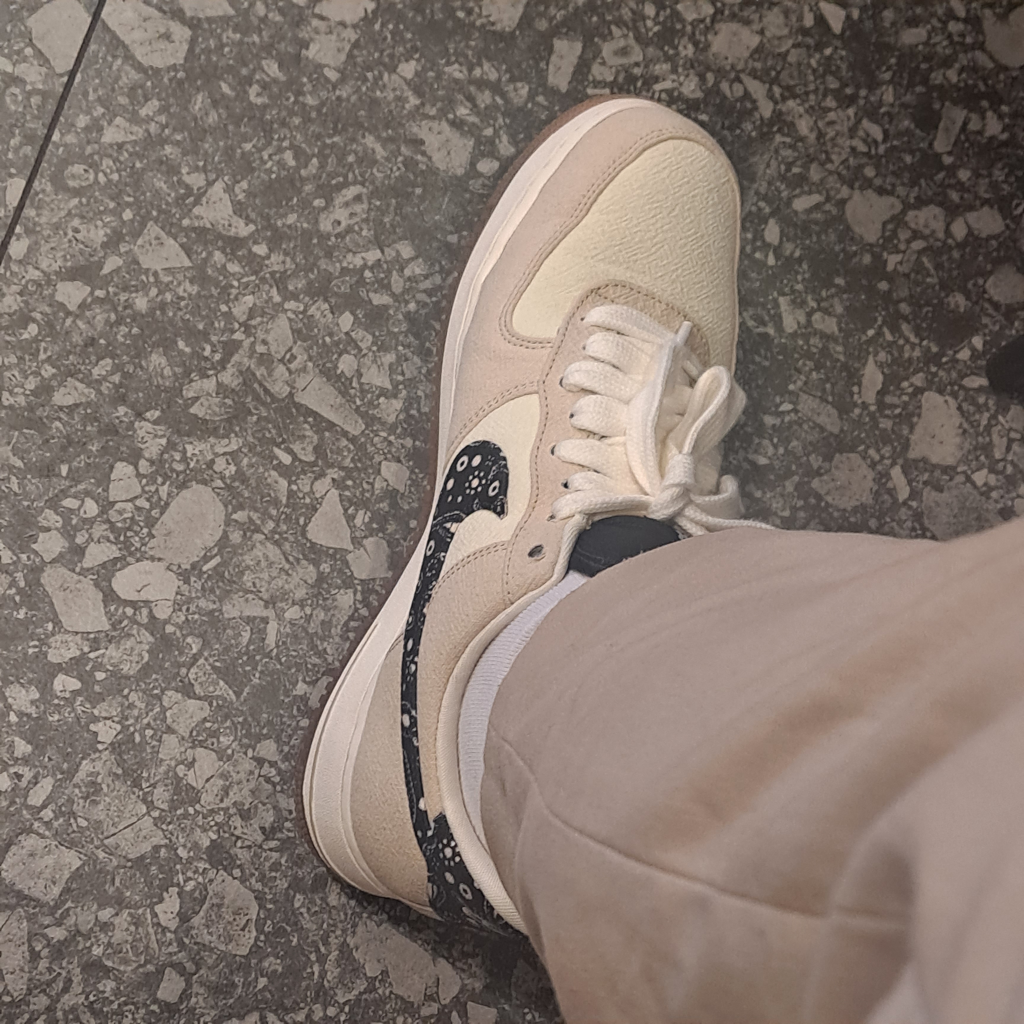 Nike Air Force 1 '07 LV8 Paisley Swoosh 착용 스타일