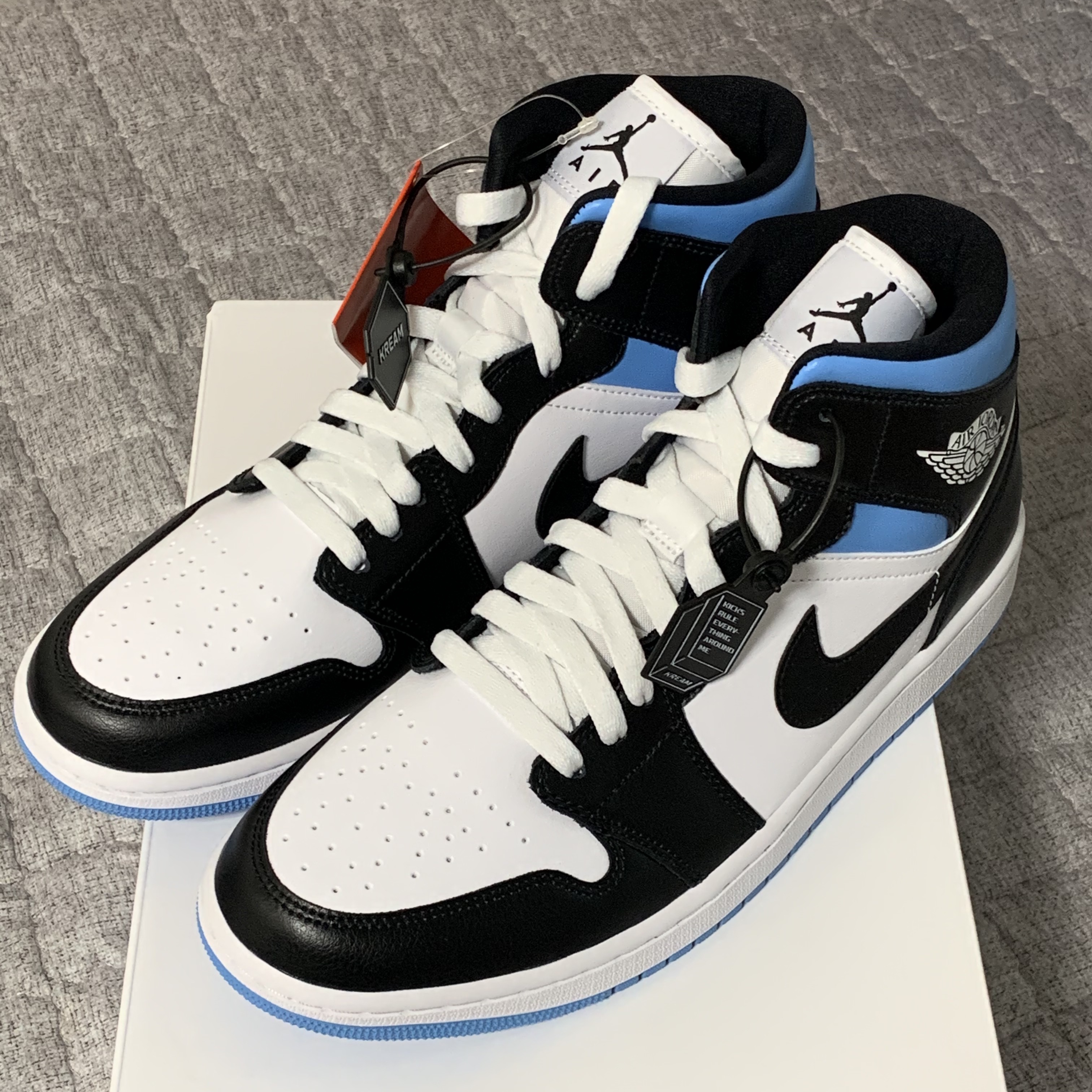 (W) Jordan 1 Mid White Black University Blue 착용 스타일 - 3