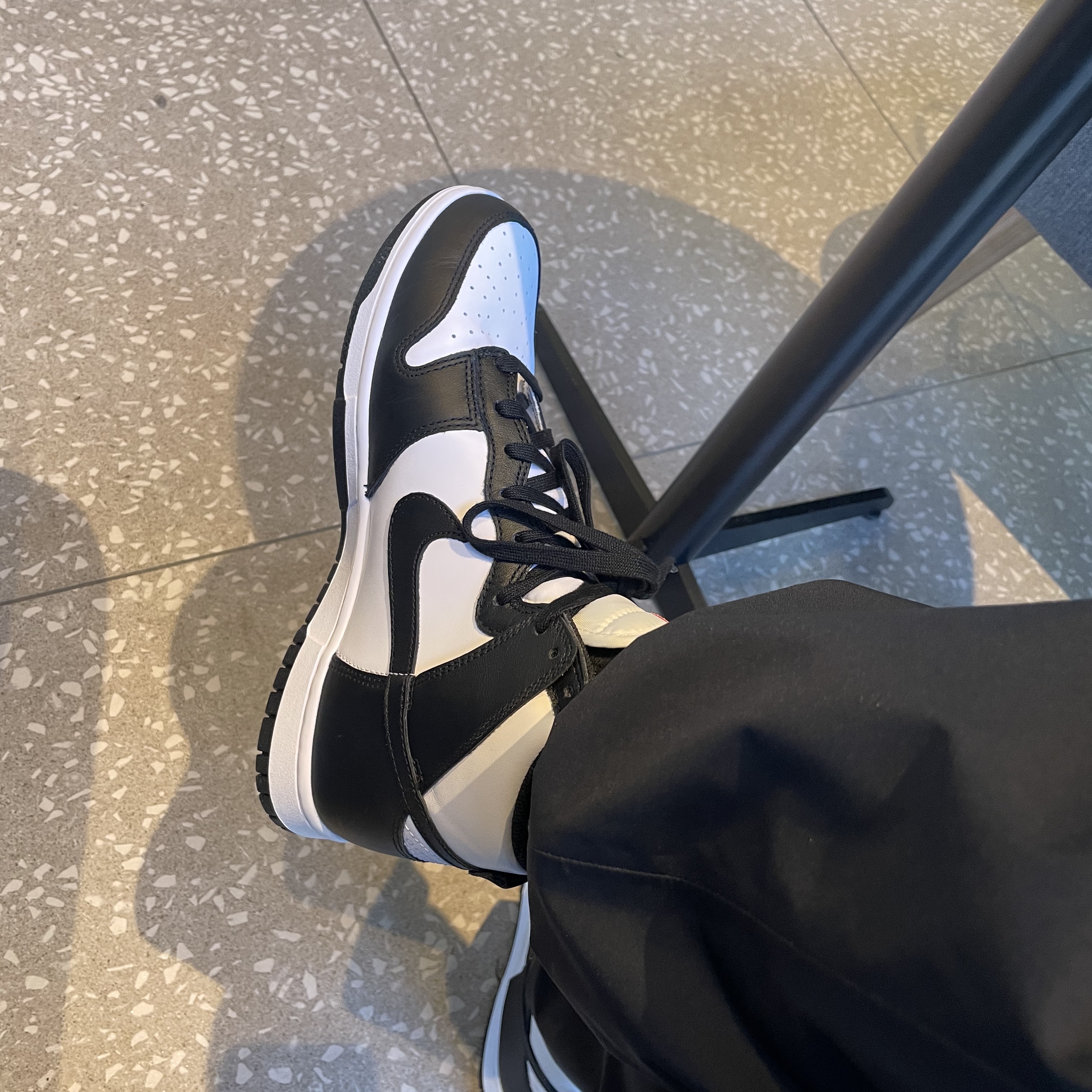 Nike Dunk High Retro Black and White 착용 스타일 - 2