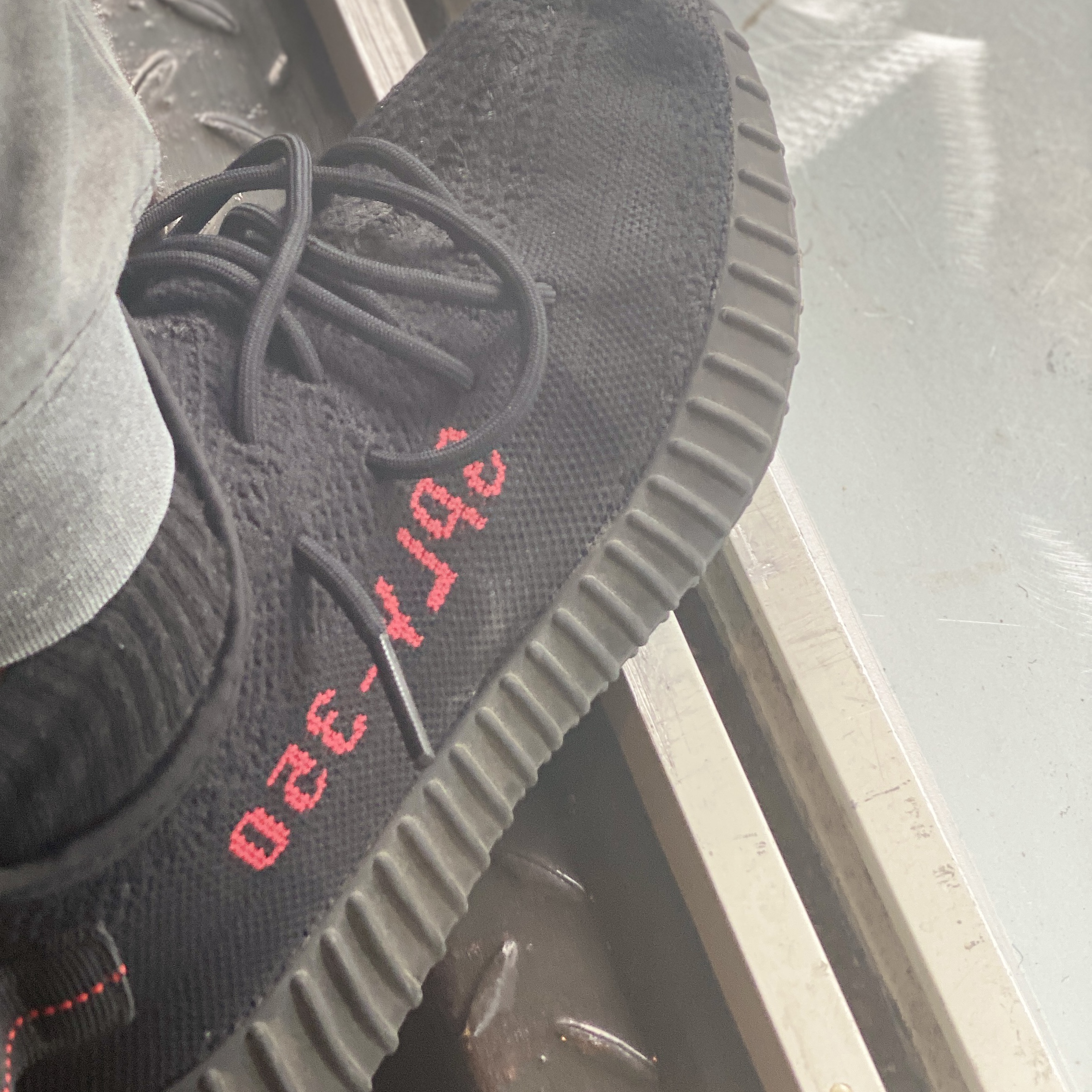 Adidas Yeezy Boost 350 V2 Black Red 2020 착용 스타일