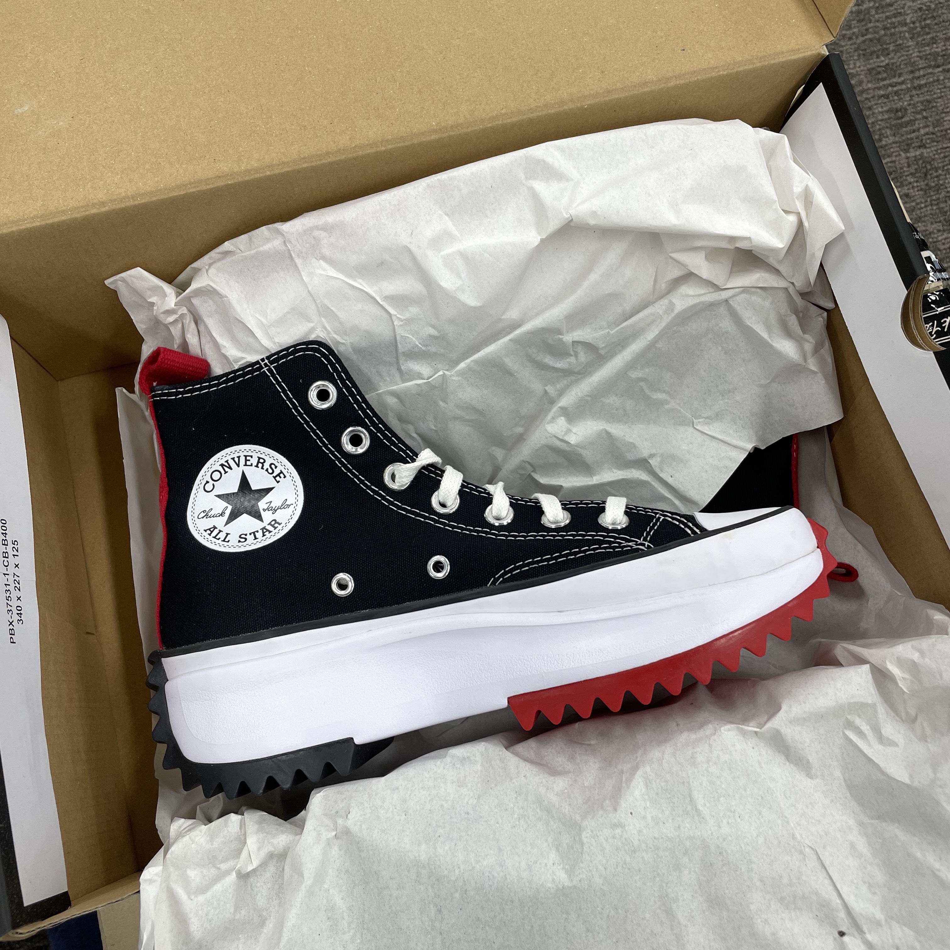 Converse x Keith Haring Run Star Hike Hi Black Red 착용 스타일 - 3
