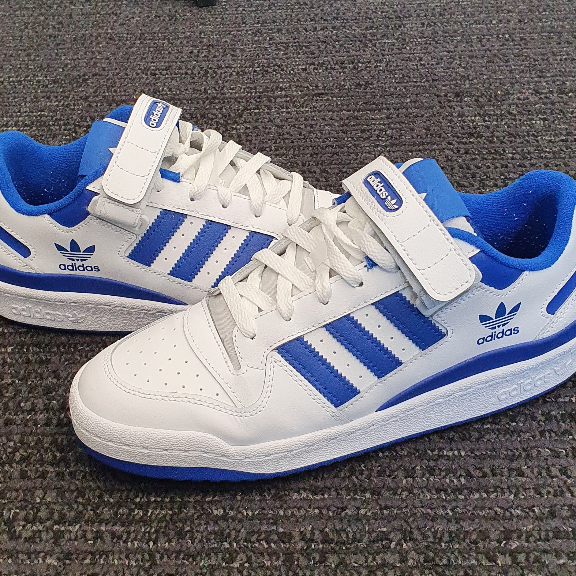 Adidas Forum Low White Royal Blue 착용 스타일 - 2