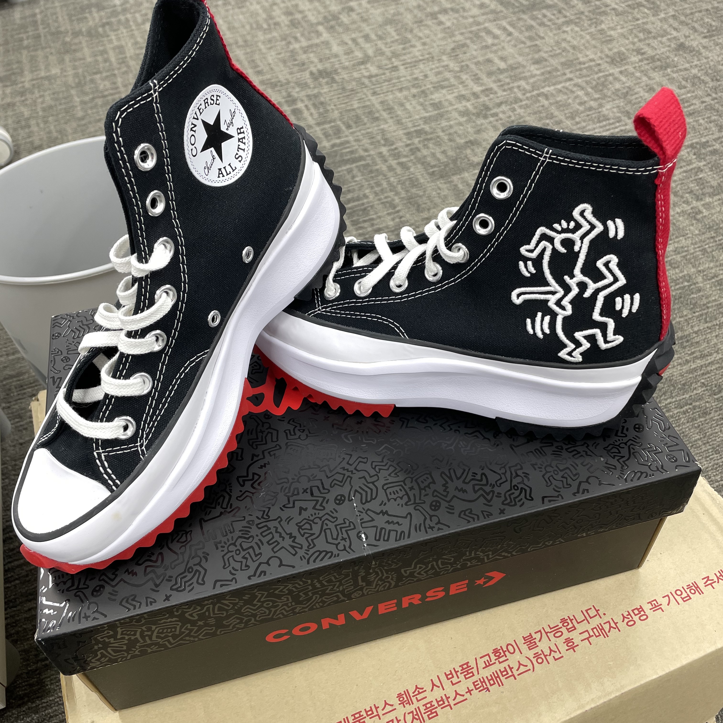 Converse x Keith Haring Run Star Hike Hi Black Red 착용 스타일 - 1