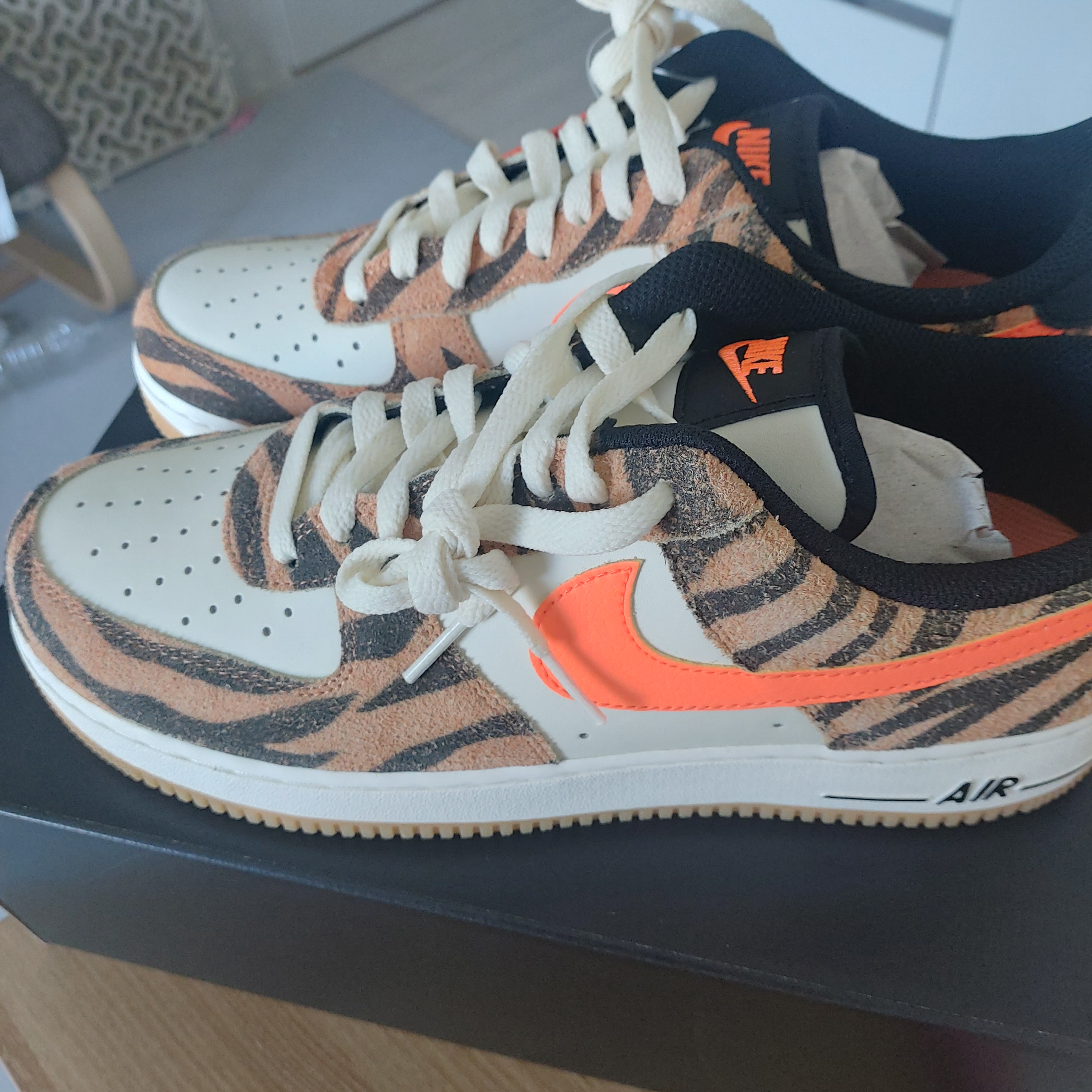 Nike Air Force 1 '07 PRM Orange Zebra 착용 스타일 - 1