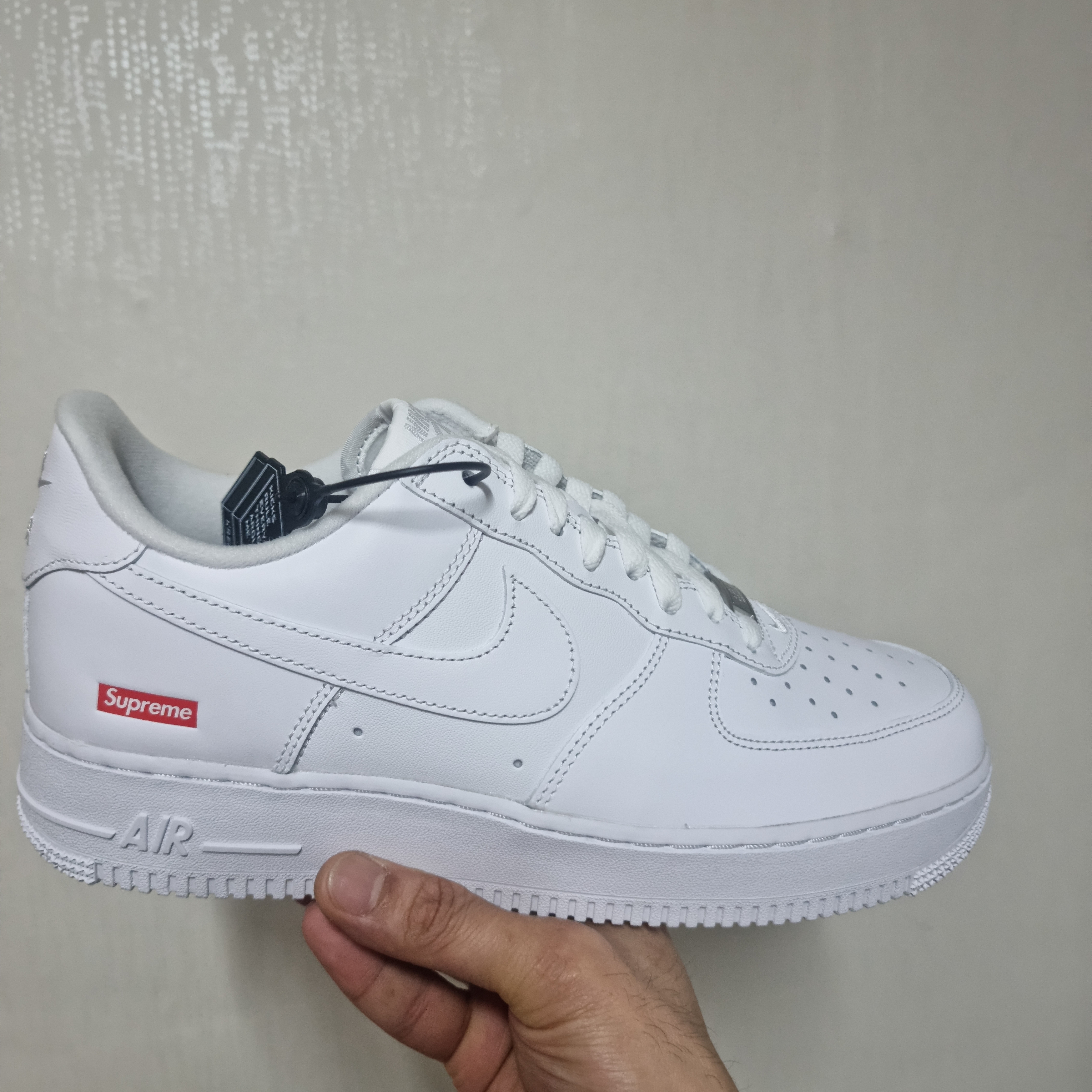 Nike x Supreme Air Force 1 Low White, Nike x Stussy Air Force 1 Low Triple Black 착용 스타일 - 1