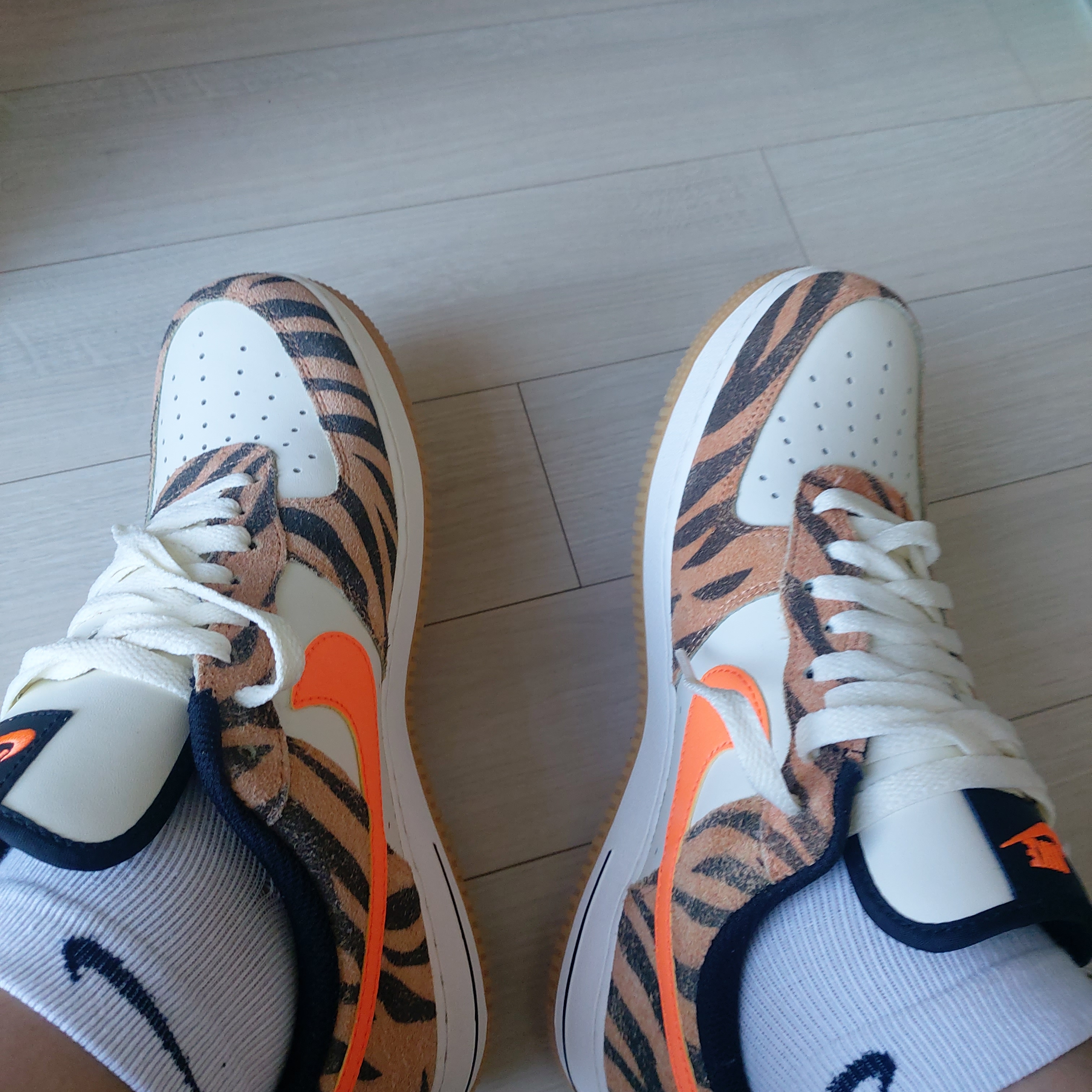 Nike Air Force 1 '07 PRM Orange Zebra 착용 스타일 - 2