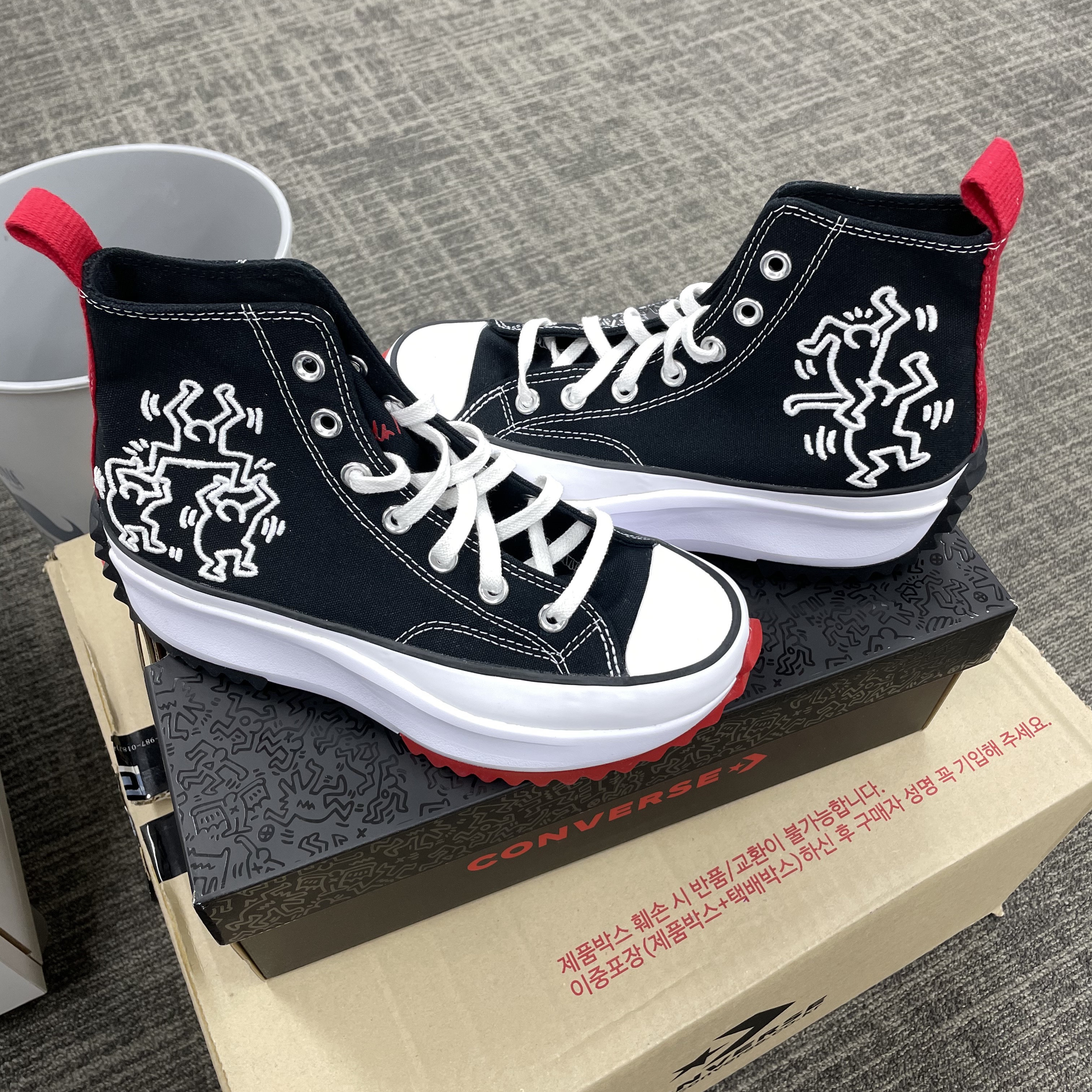 Converse x Keith Haring Run Star Hike Hi Black Red 착용 스타일 - 2
