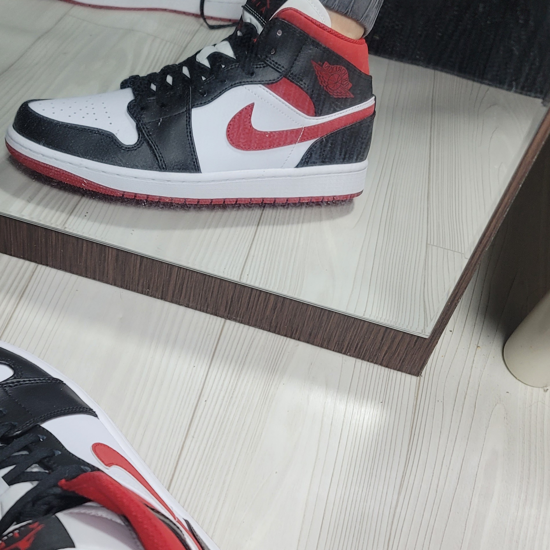 Jordan 1 Mid Gym Red Black White 착용 스타일