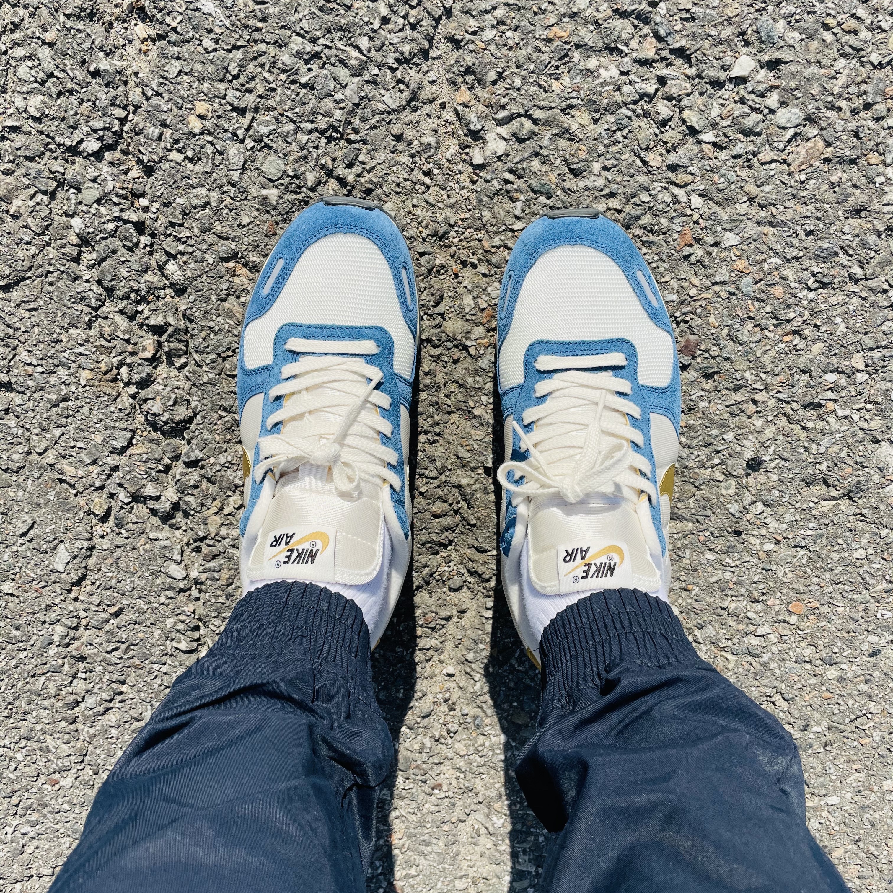 Nike Air Vortex VNTG Sail Metallic Gold 착용 스타일 - 1