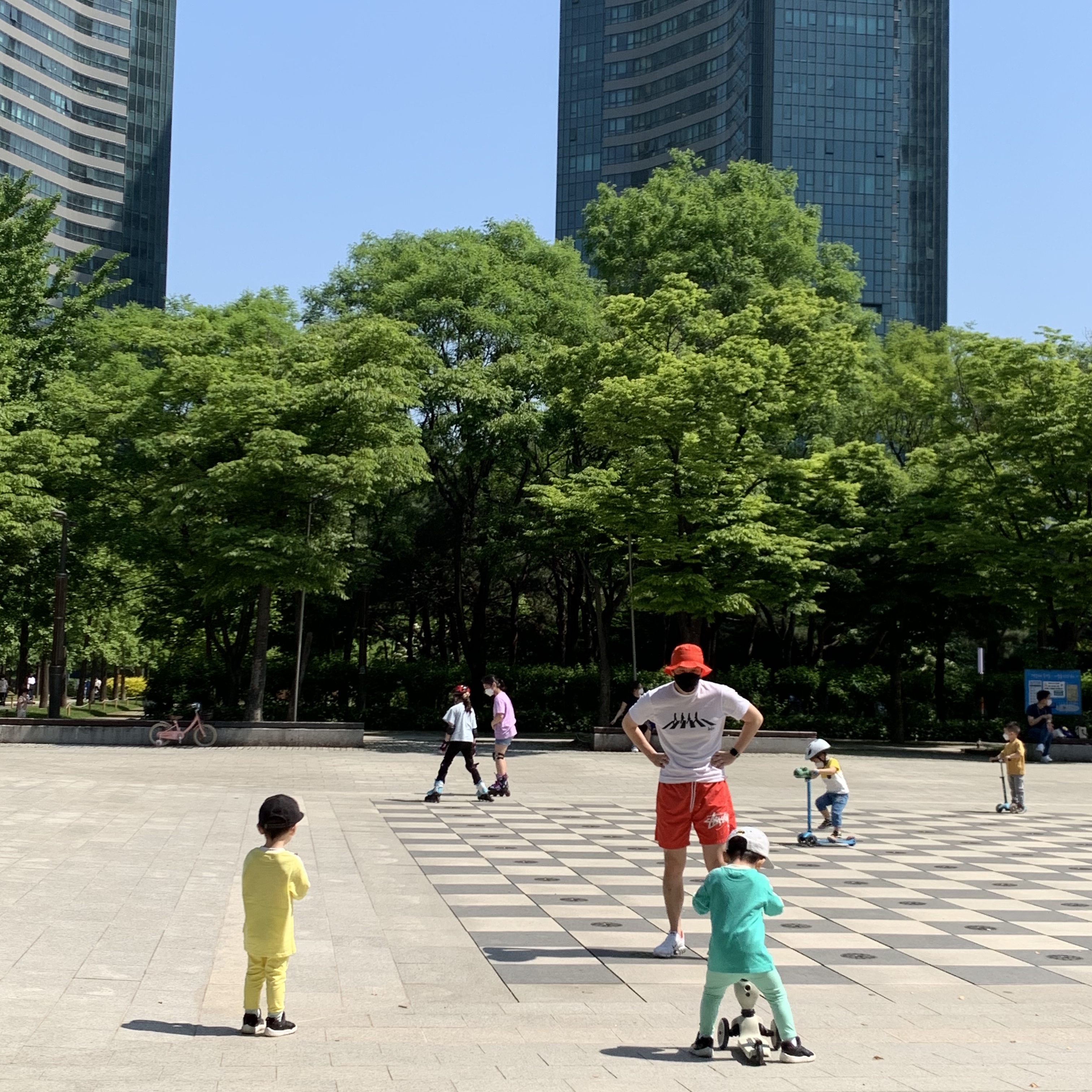 Nike x Stussy Bucket Hat Habanero Red, Nike x Stussy Water Shorts Habanero Red 착용 스타일 - 1