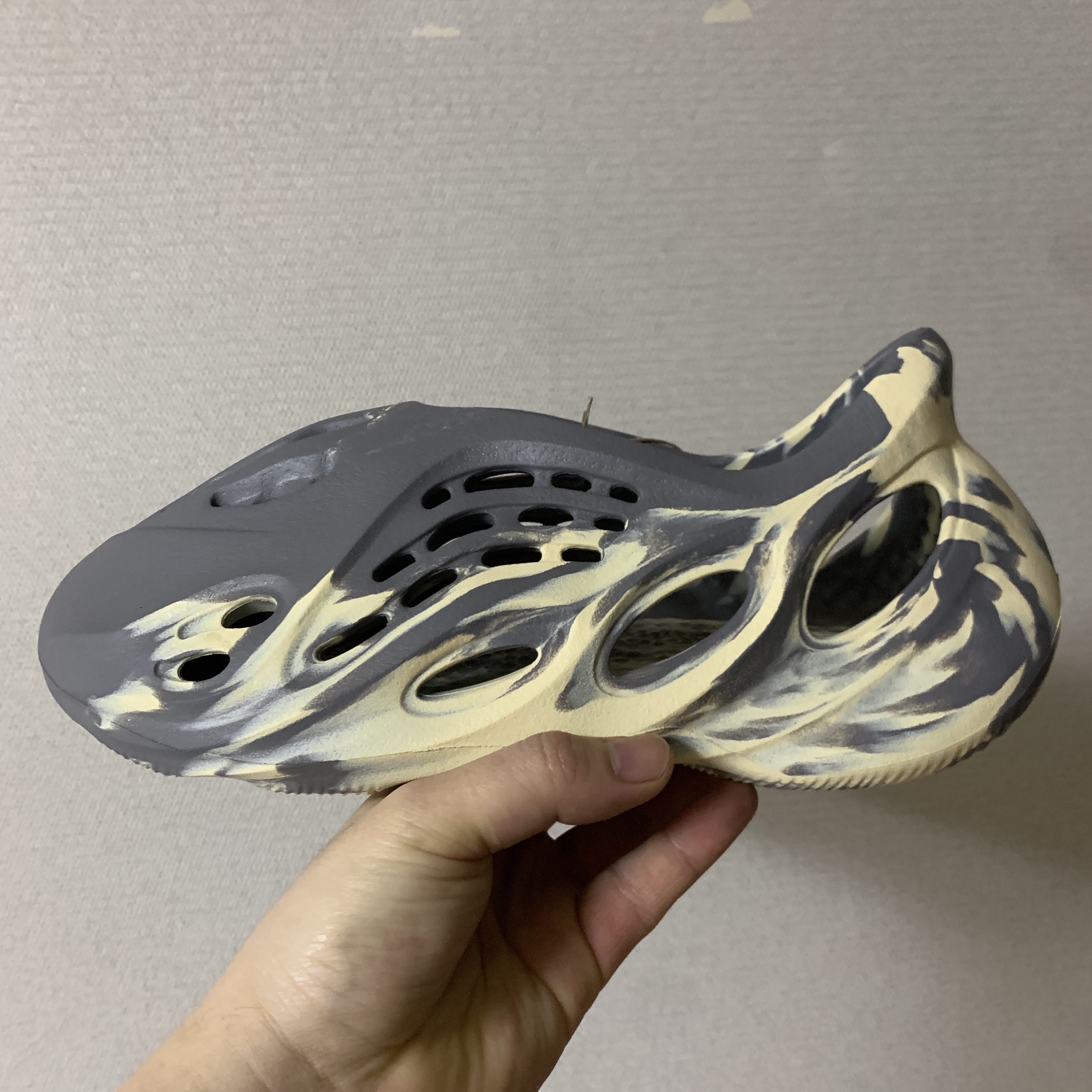 Adidas Yeezy Foam RNNR MXT Moon Gray 착용 스타일