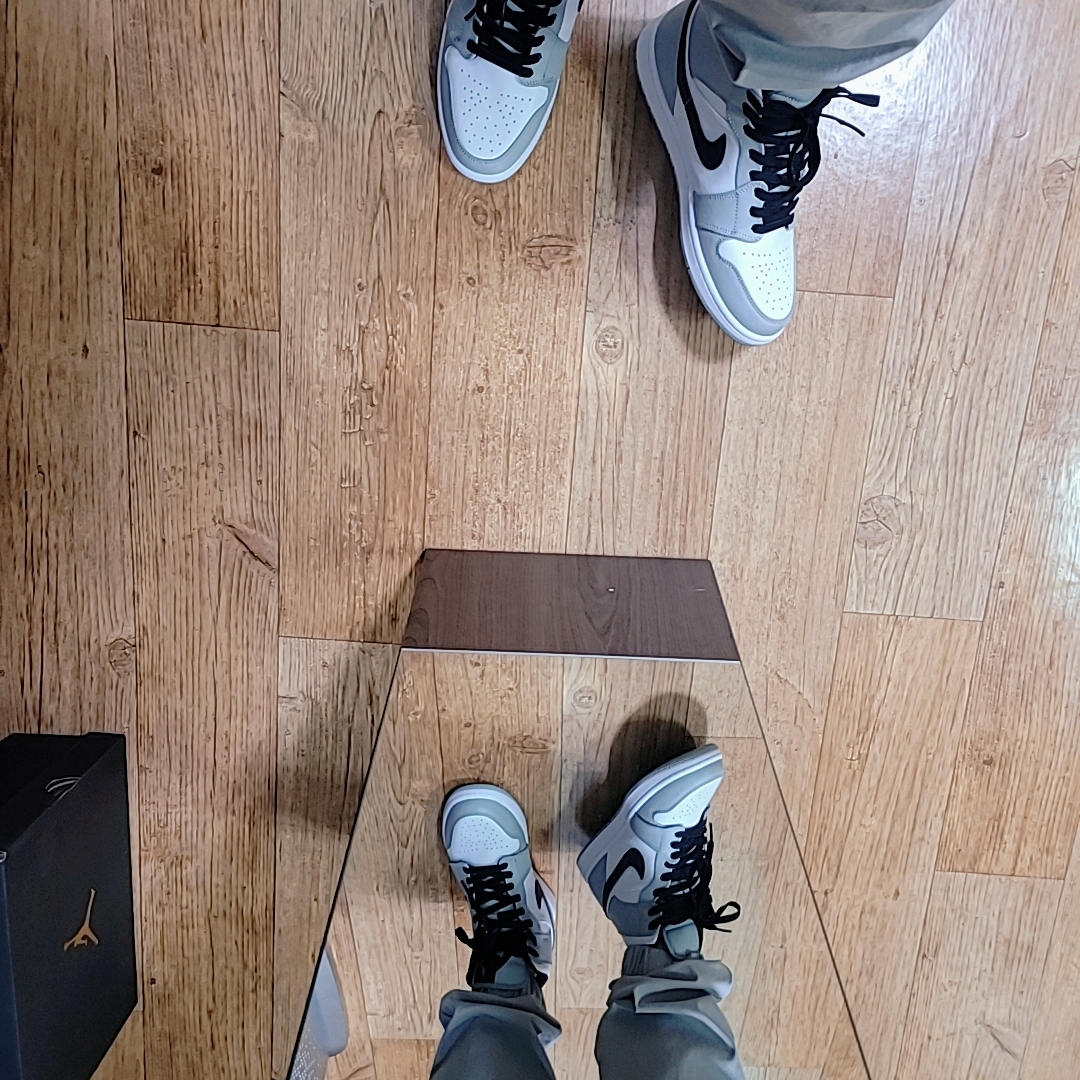 Jordan 1 Mid Light Smoke Grey 착용 스타일 - 2