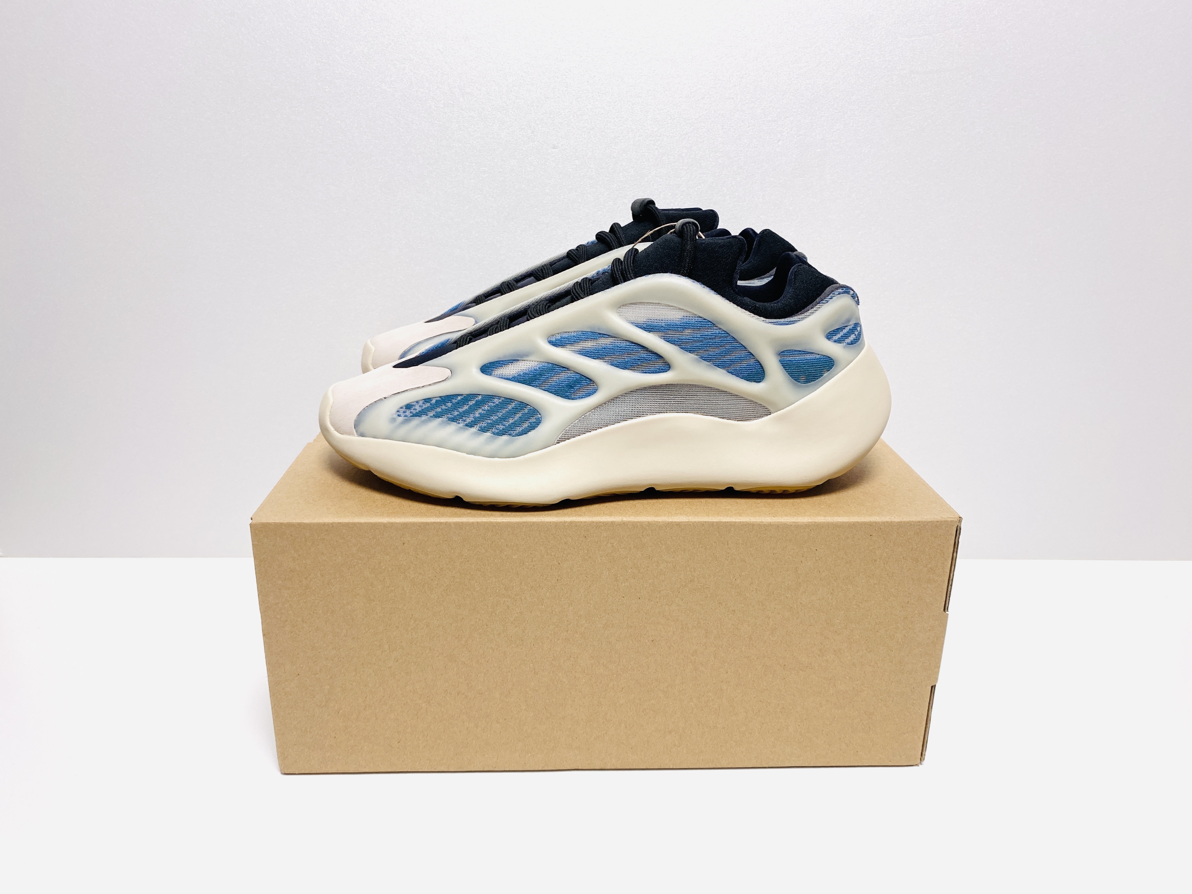 Adidas Yeezy 700 V3 Kyanite 착용 스타일 - 1