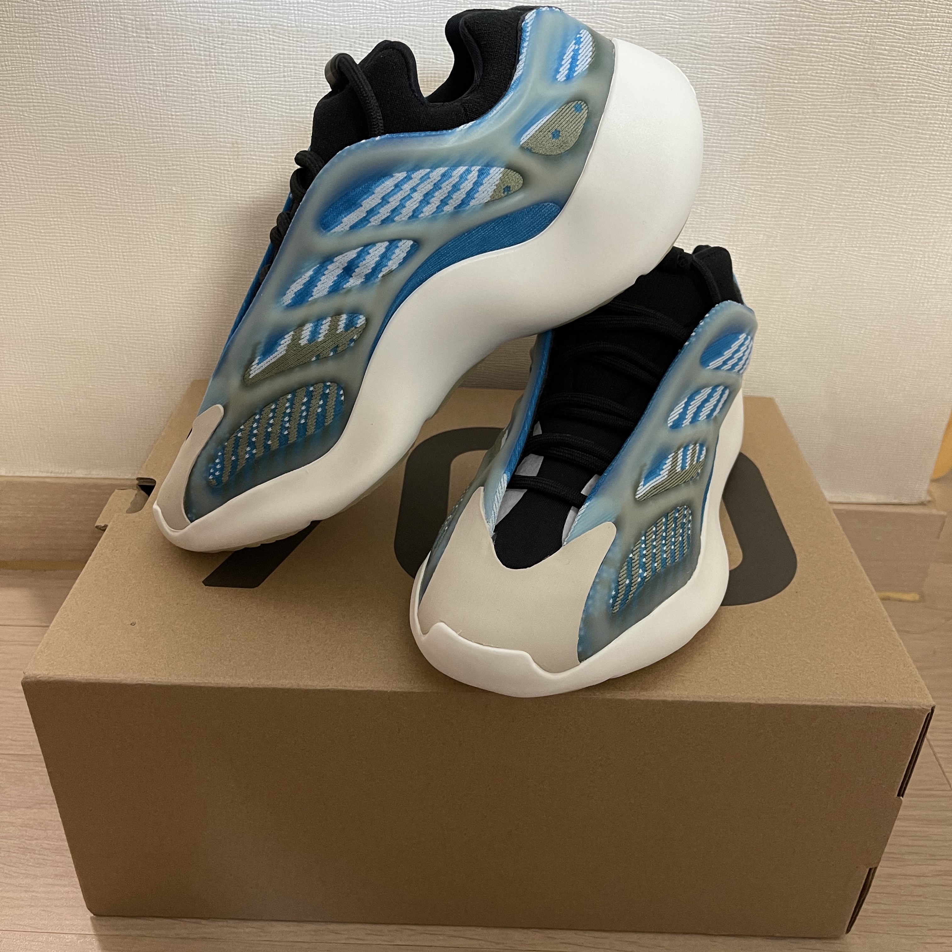 Adidas Yeezy 700 V3 Arzareth 착용 스타일