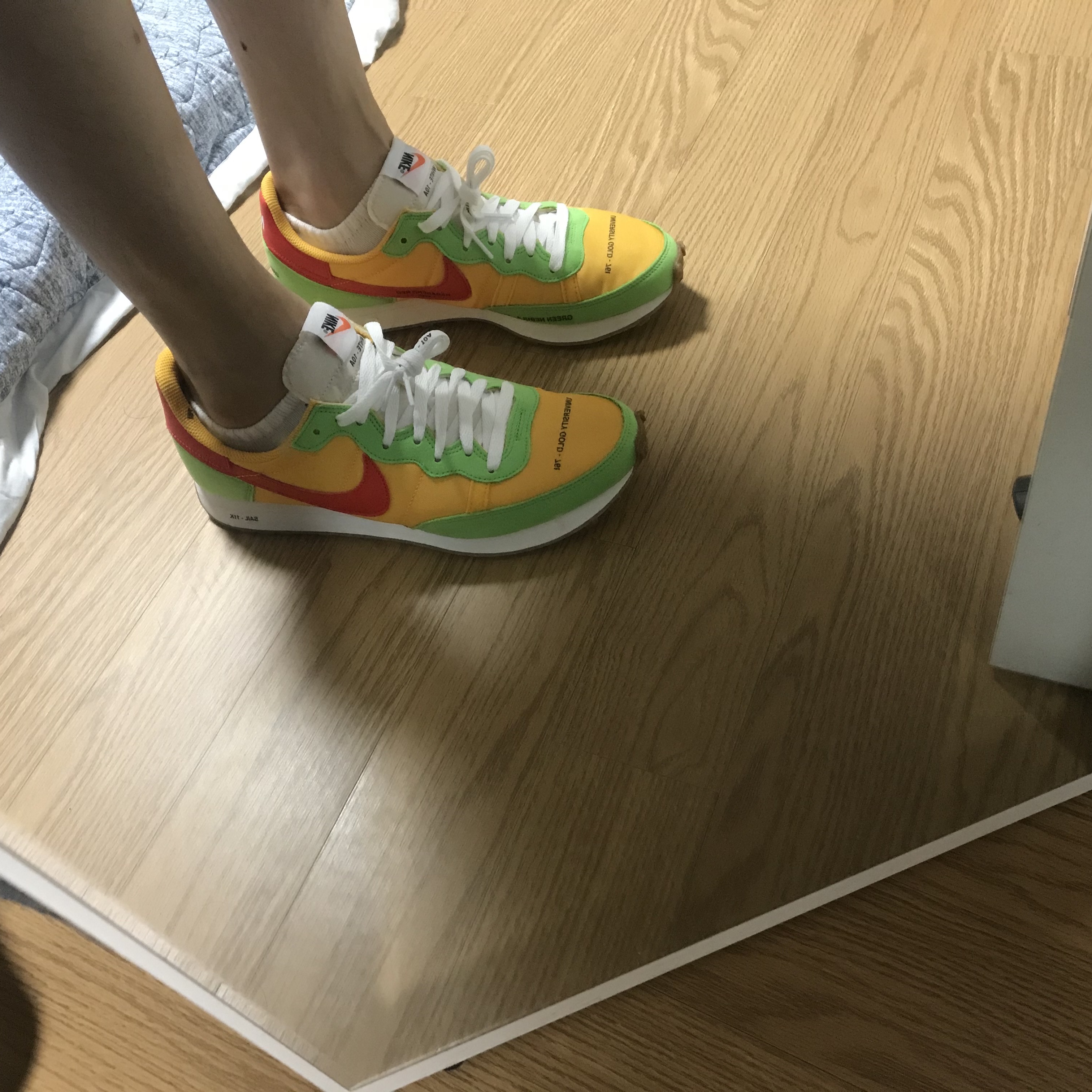Nike Challenger OG University Gold Habanero Red 착용 스타일