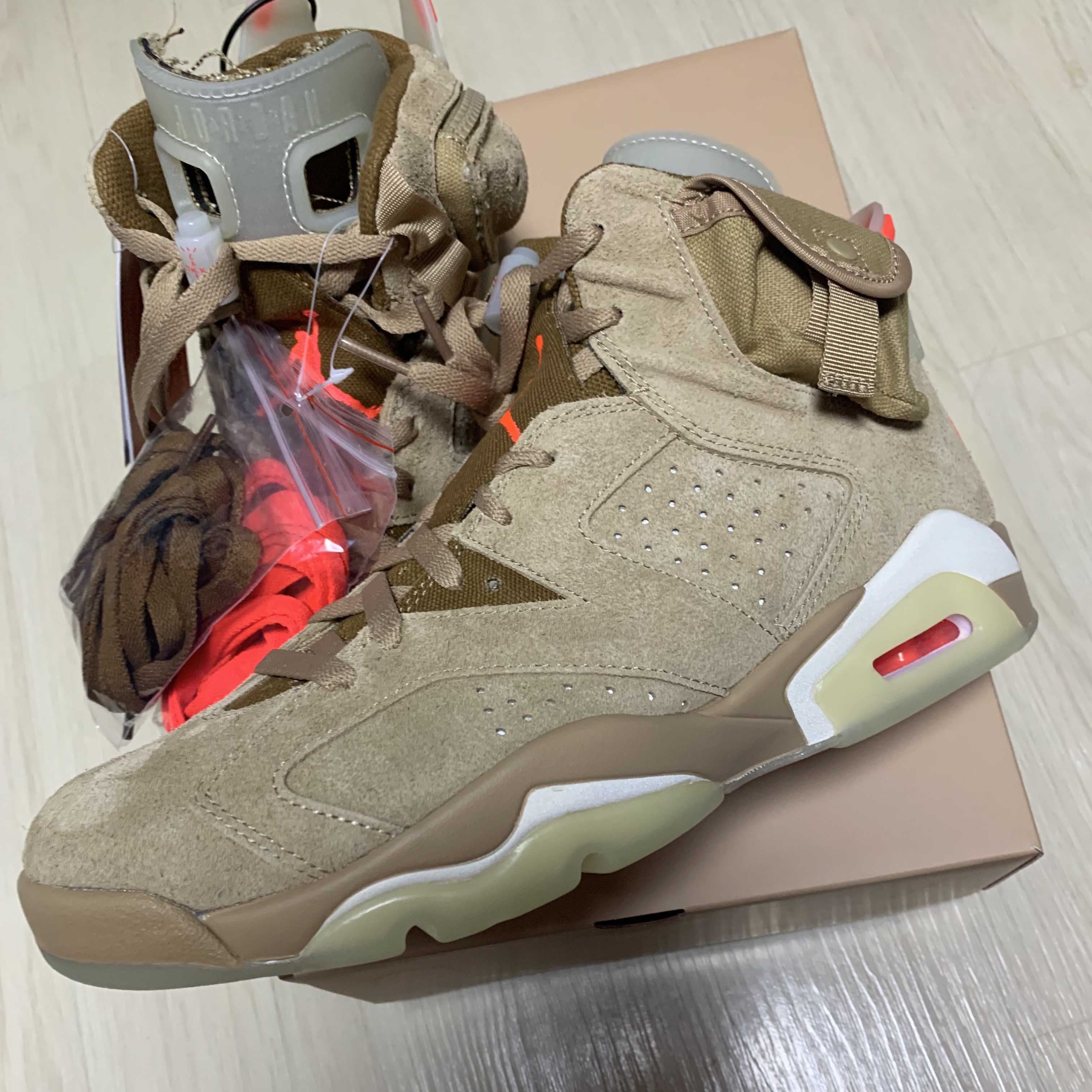Jordan 6 x Travis Scott Retro SP British Khaki 착용 스타일