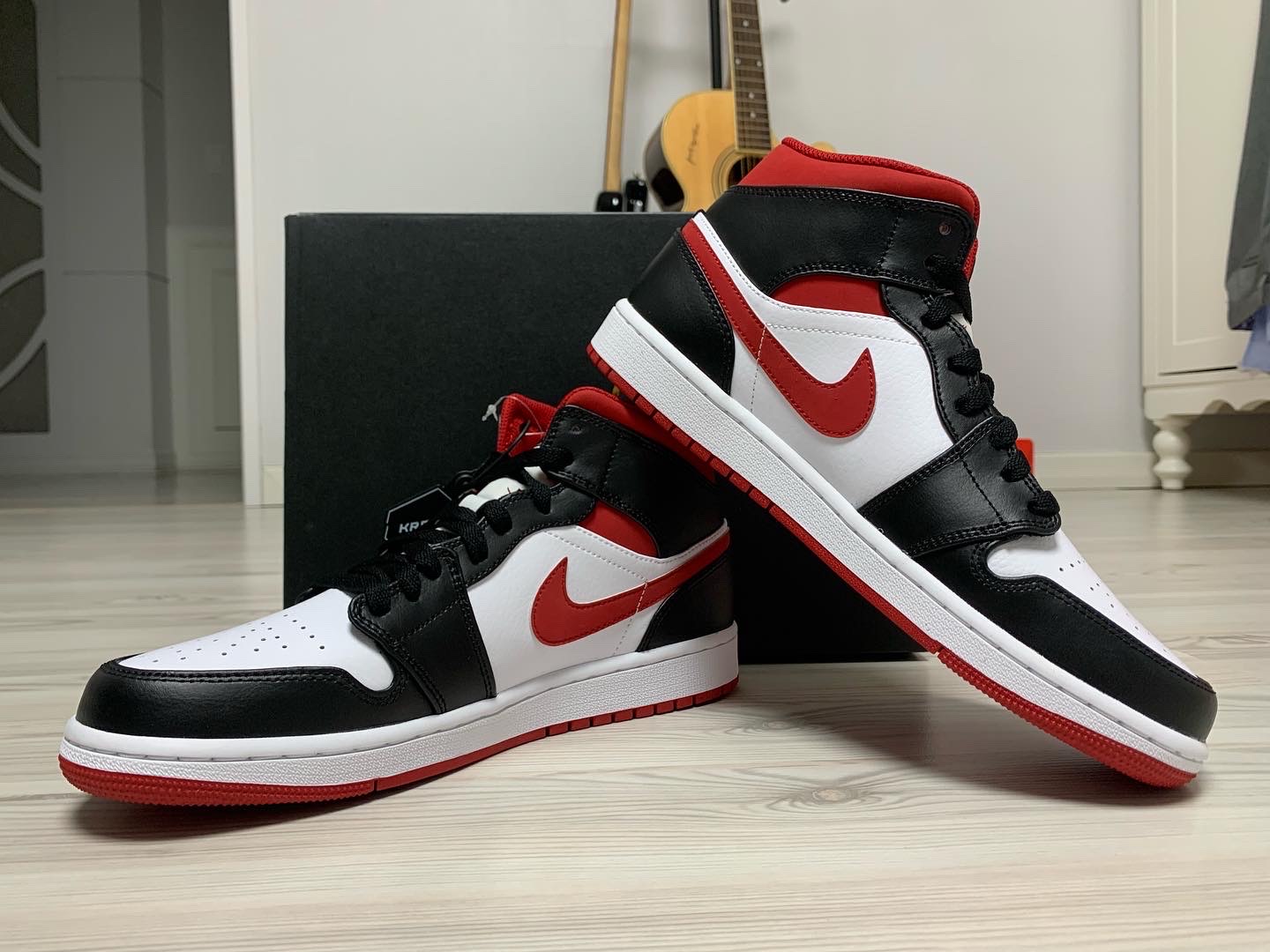 Jordan 1 Mid Gym Red Black White 착용 스타일 - 1