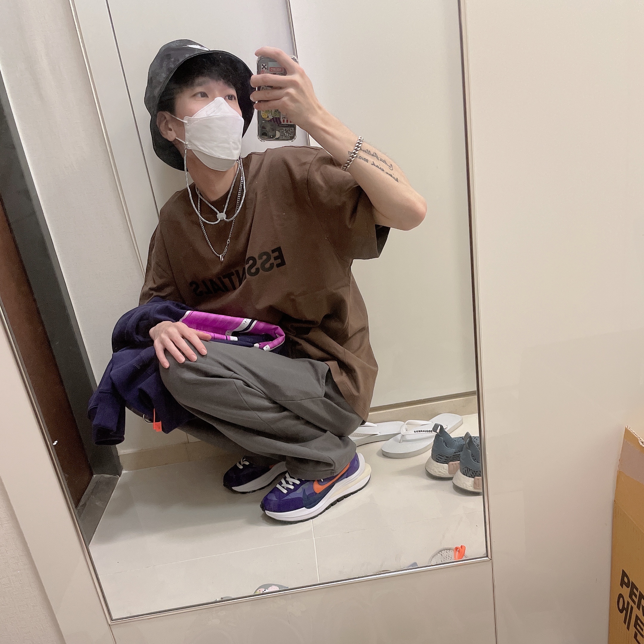 Essentials 3D Silicon Applique Boxy T-Shirt Brown/Rain Drum - Ssense Exclusive, Nike x Sacai VaporWaffle Dark Iris 착용 스타일
