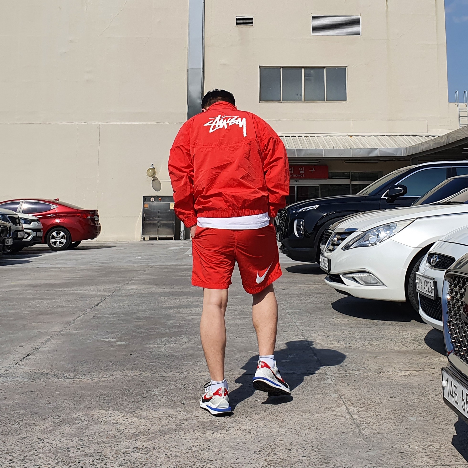 Nike x Stussy Windrunner Jacket Habanero Red, Nike x Stussy Water Shorts Habanero Red 착용 스타일 - 1