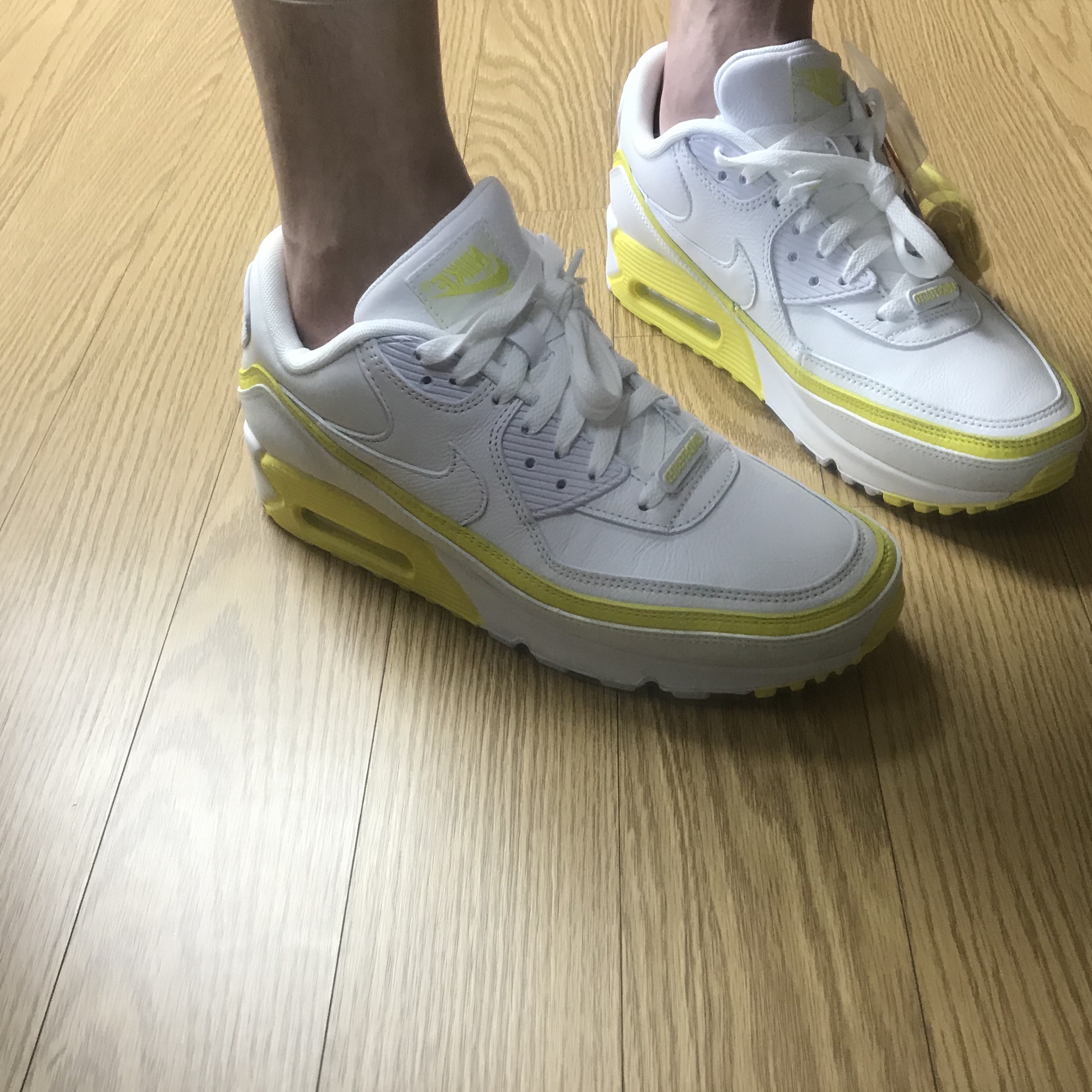 Nike x Undefeated Air Max 90 White Optic Yellow 착용 스타일