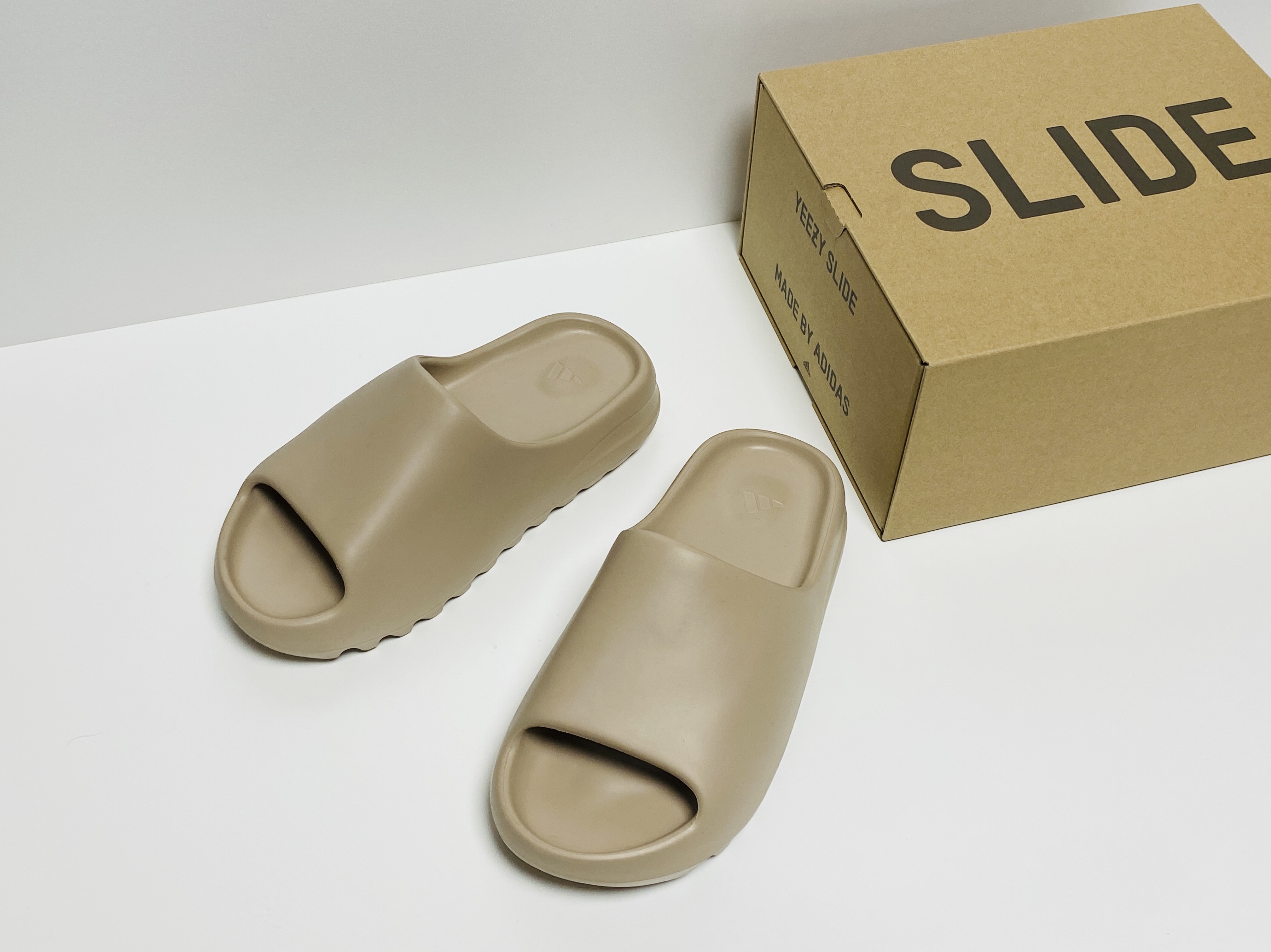 Adidas Yeezy Slide Pure 착용 스타일 - 2