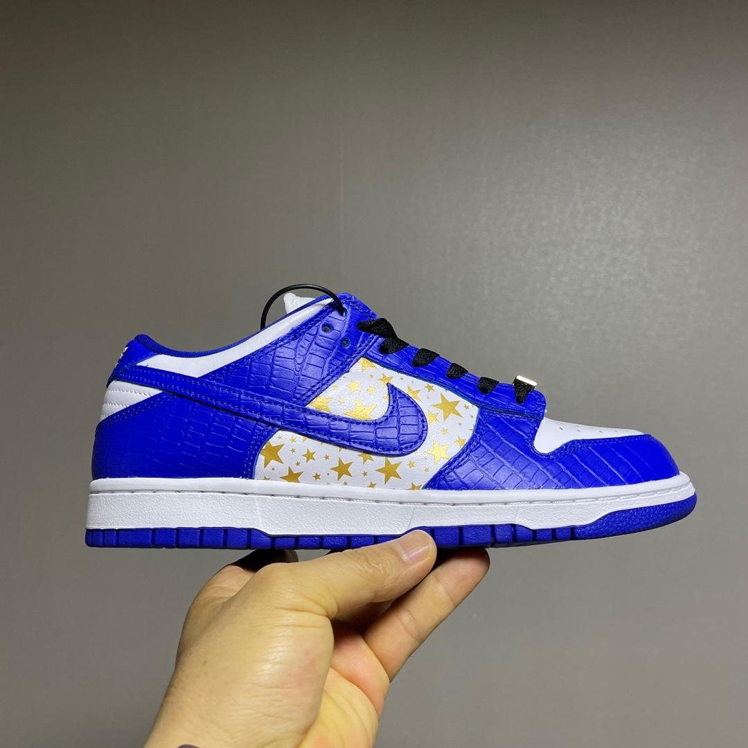 Nike x Supreme SB Dunk Low Hyper Blue 착용 스타일