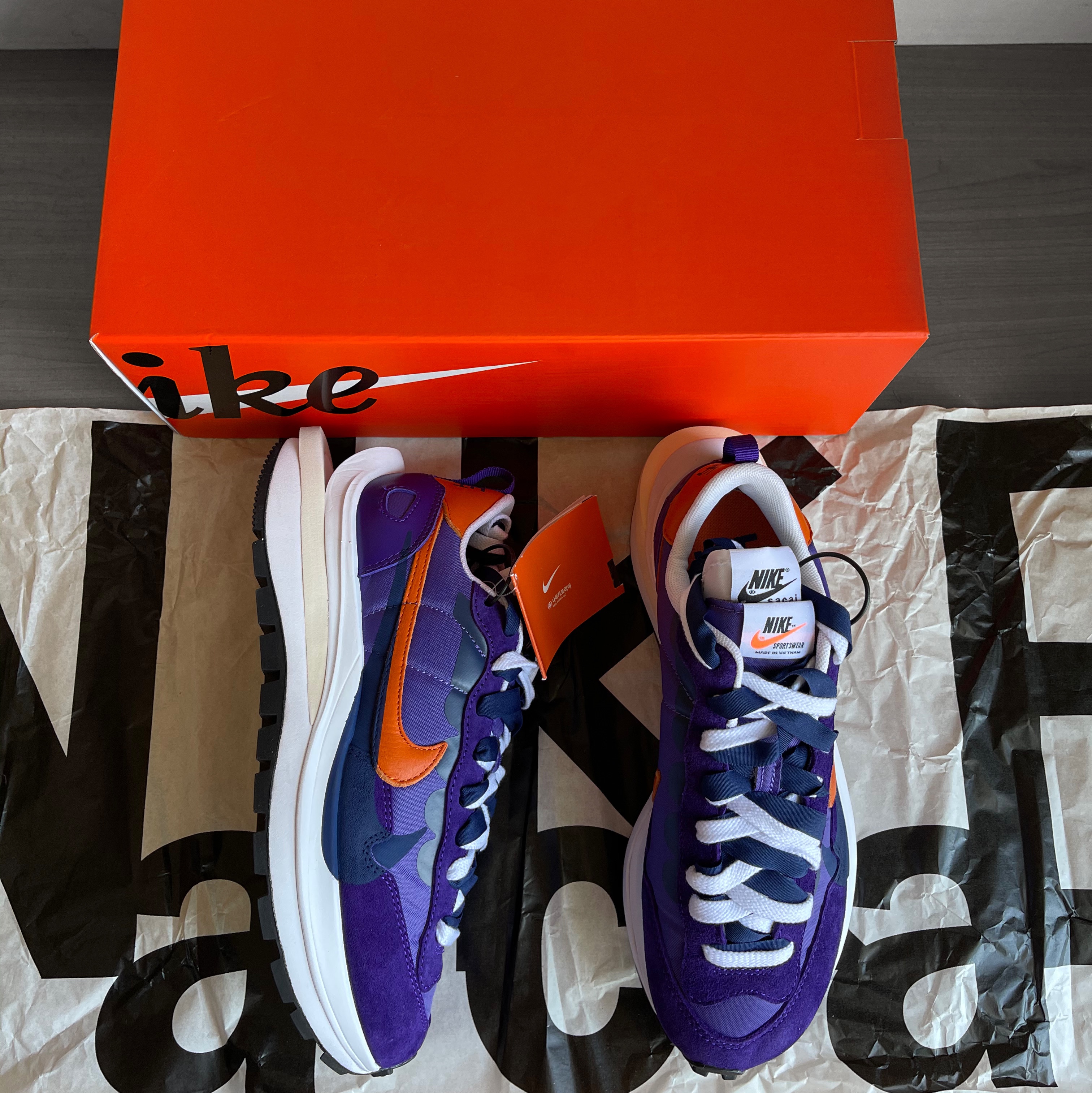 Nike x Sacai VaporWaffle Dark Iris 착용 스타일 - 2