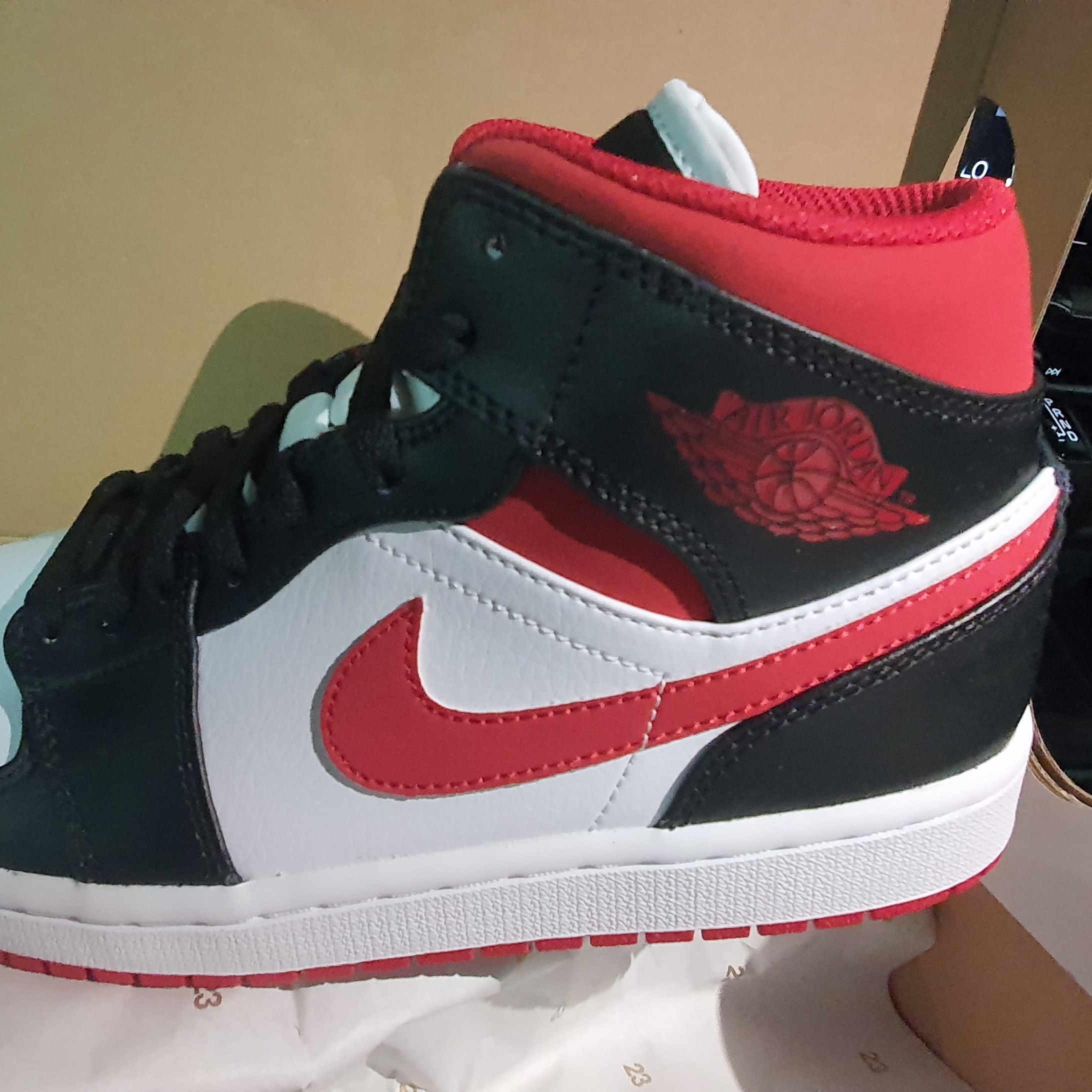 Jordan 1 Mid Gym Red Black White 착용 스타일