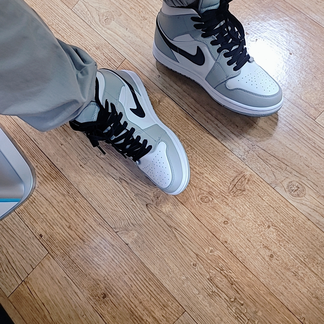 Jordan 1 Mid Light Smoke Grey 착용 스타일 - 3