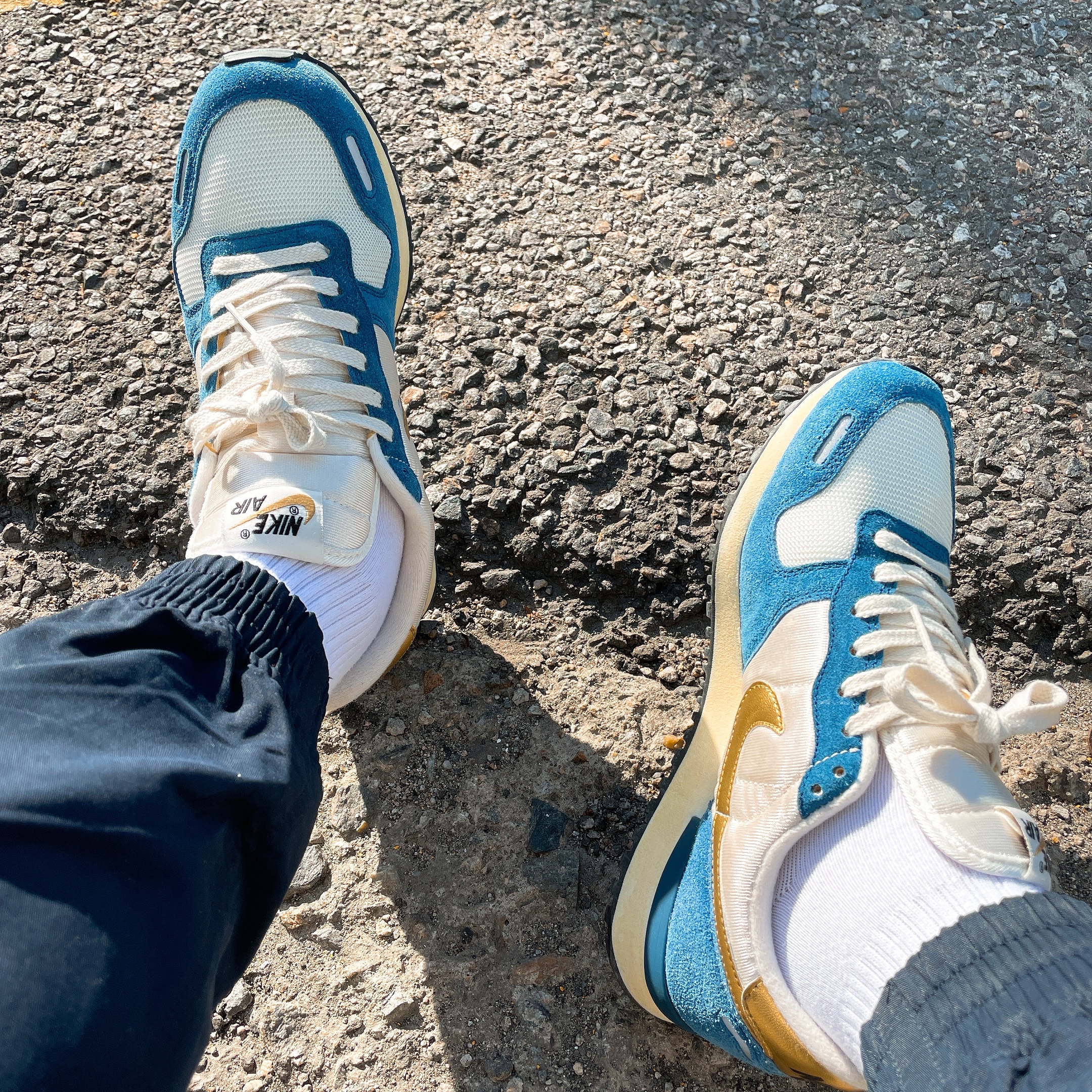 Nike Air Vortex VNTG Sail Metallic Gold 착용 스타일 - 2