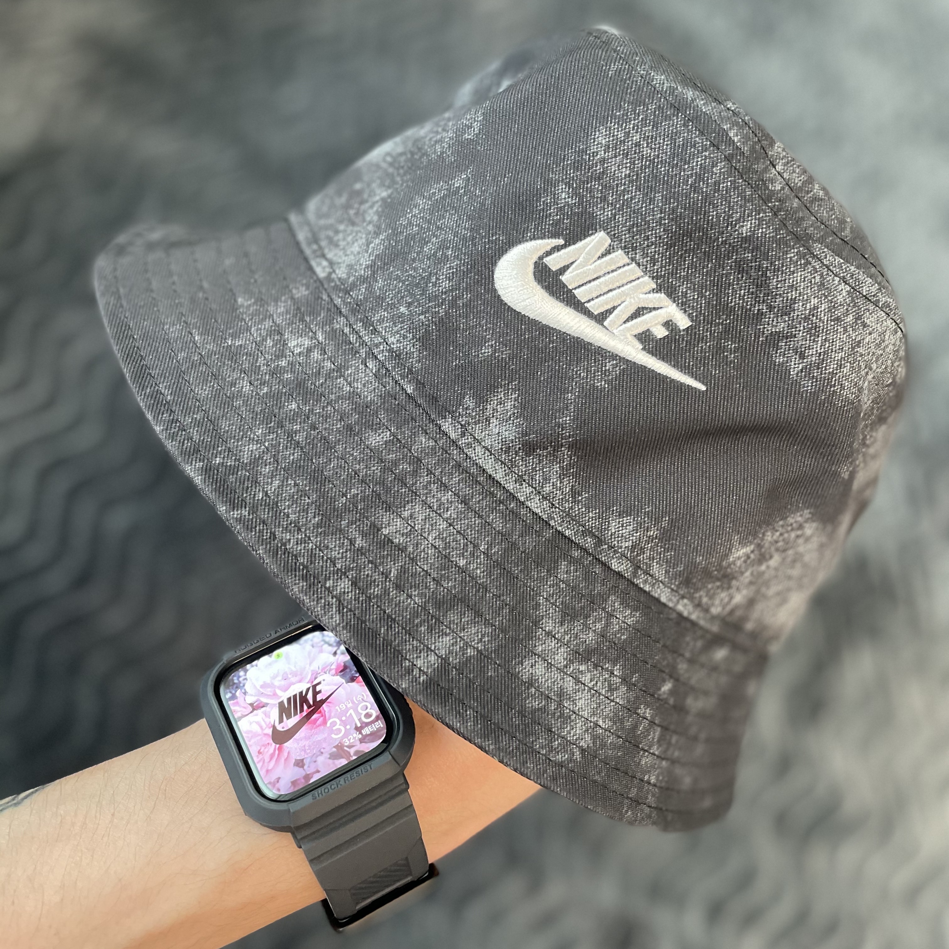 Nike Bucket Futura Tie-Dye Black 착용 스타일