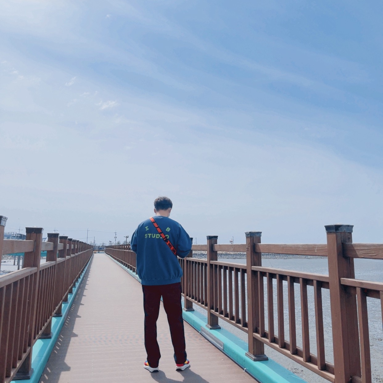 IAB Studio Pigment Sweatshirt Navy, Nike x Sacai LDWaffle Blue Multi 착용 스타일