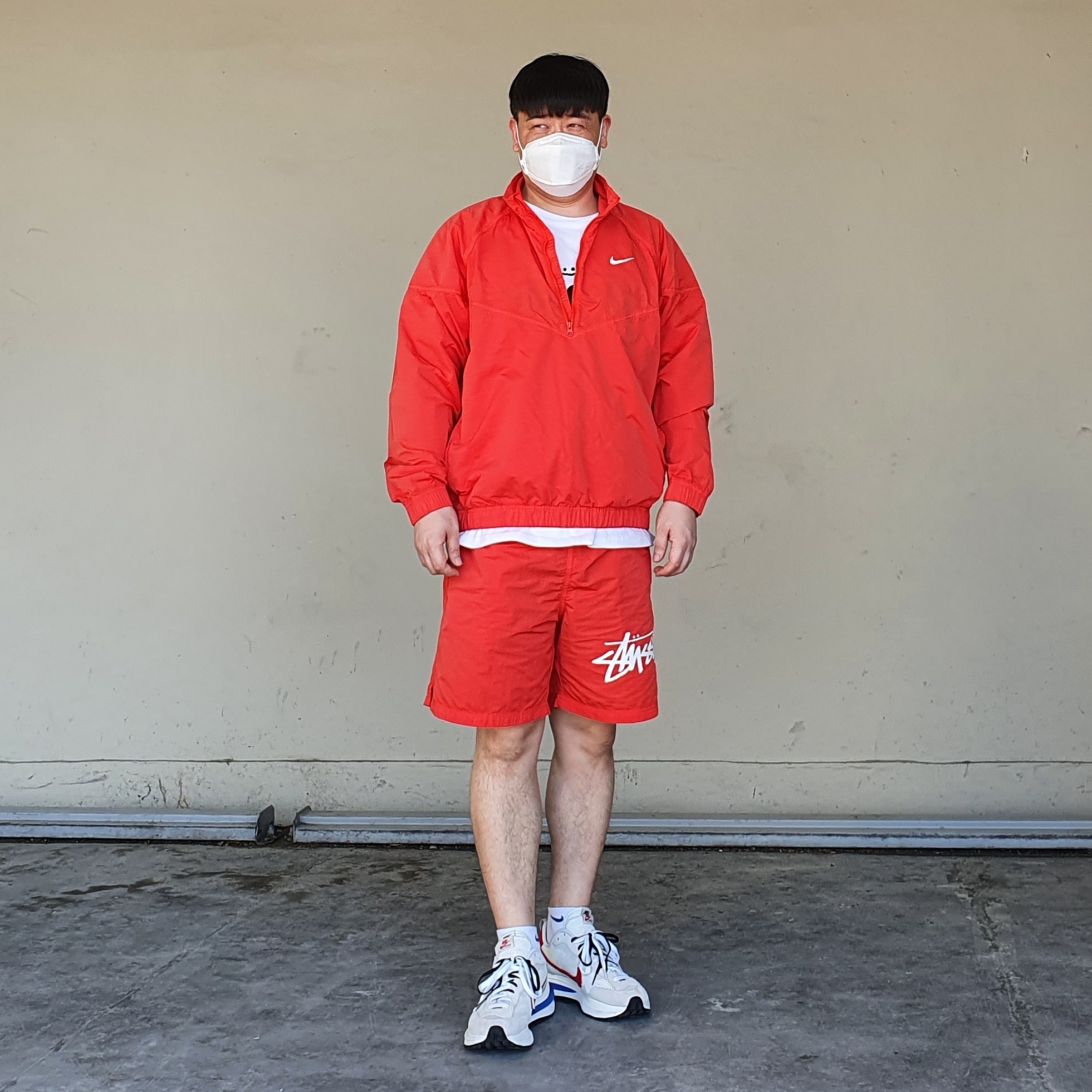 Nike x Stussy Windrunner Jacket Habanero Red, Nike x Stussy Water Shorts Habanero Red 착용 스타일 - 2