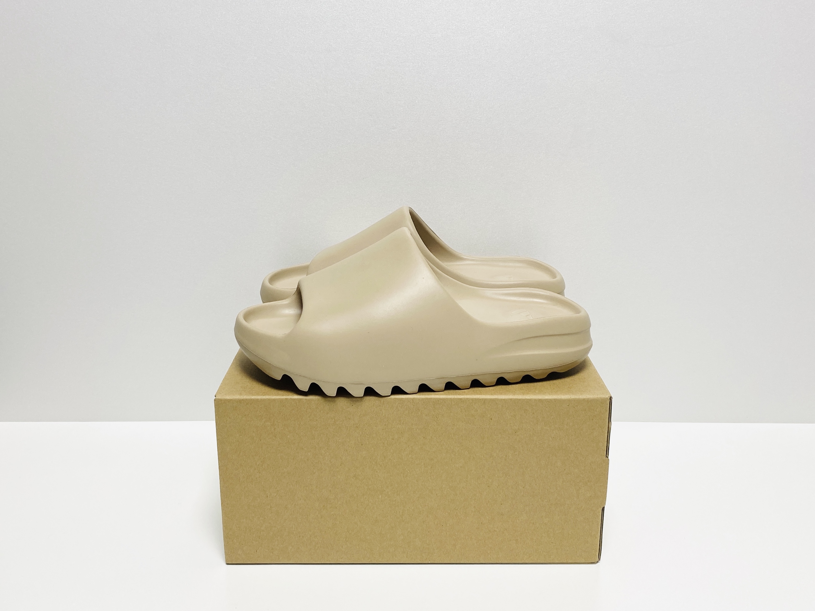 Adidas Yeezy Slide Pure 착용 스타일 - 1