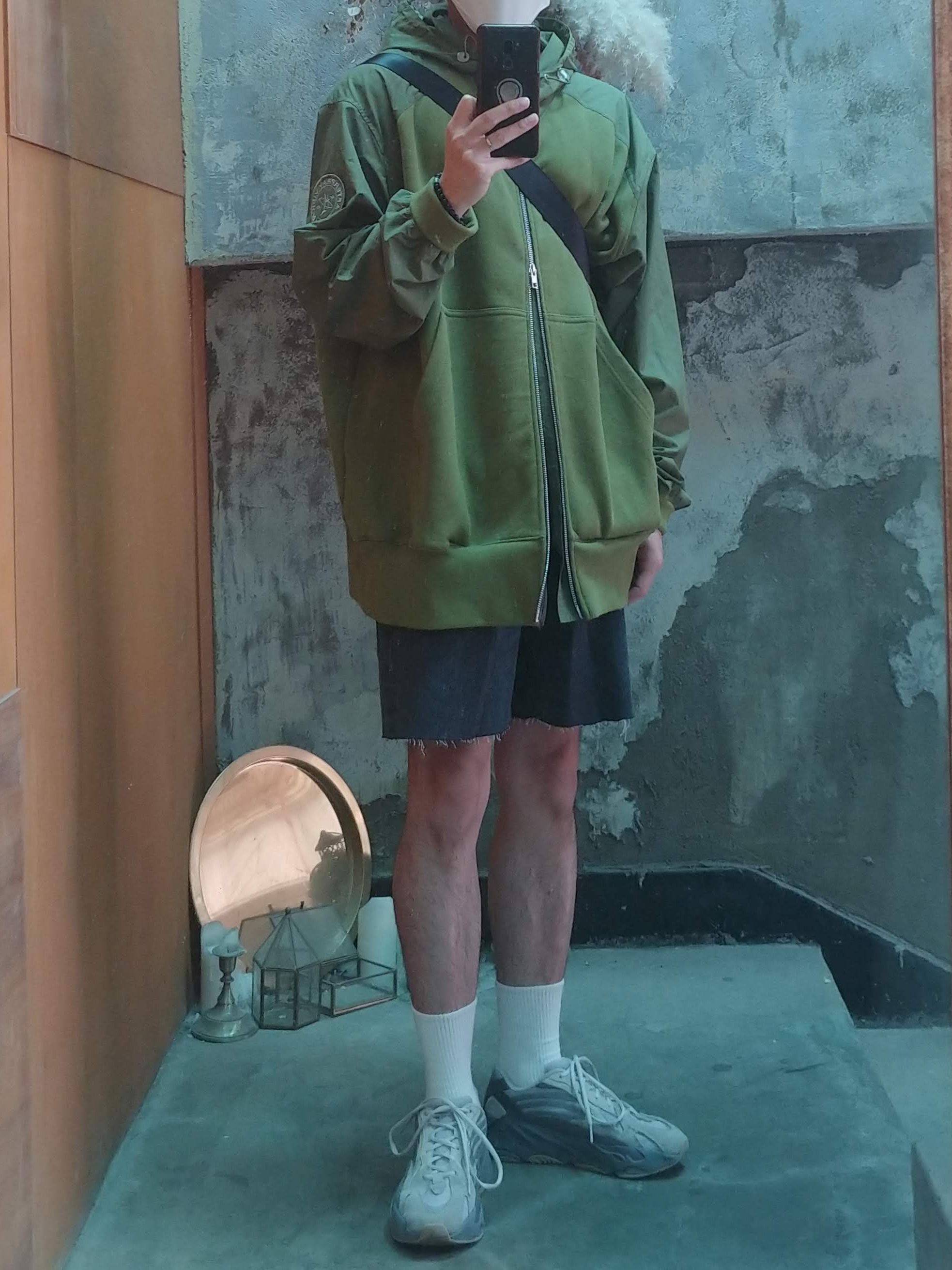 Adidas Yeezy Boost 700 V2 Tephra 착용 스타일