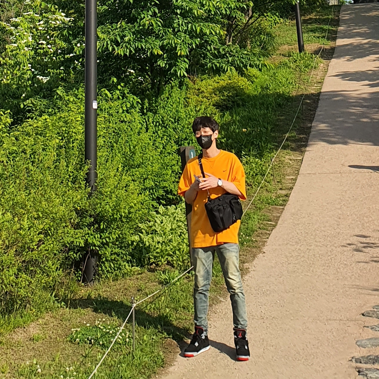 Jordan 4 Retro Bred 2019, Nike x Kim Jones Oversized T-Shirt Circuit Orange - US/EU 착용 스타일 - 2