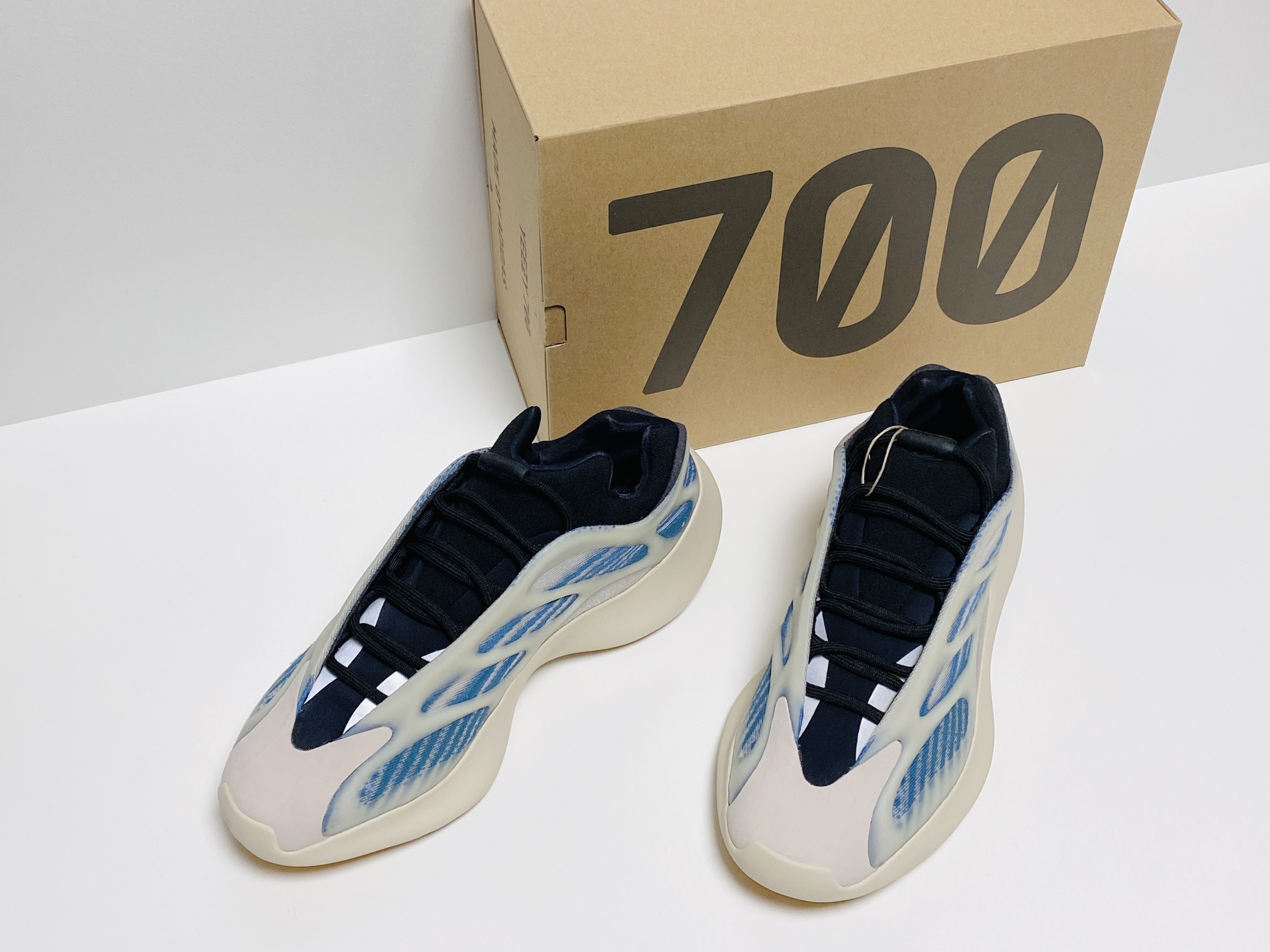 Adidas Yeezy 700 V3 Kyanite 착용 스타일 - 2