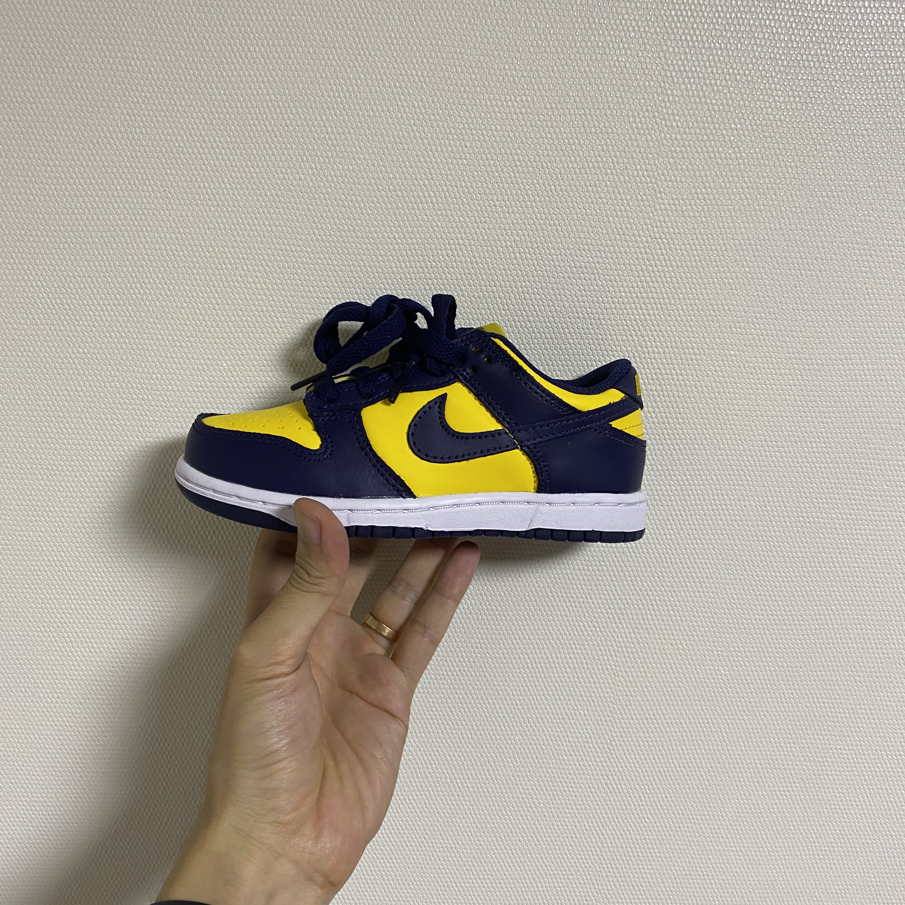 (TD) Nike Dunk Low Black, (PS) Nike Dunk Low Varsity Maize 착용 스타일 - 2