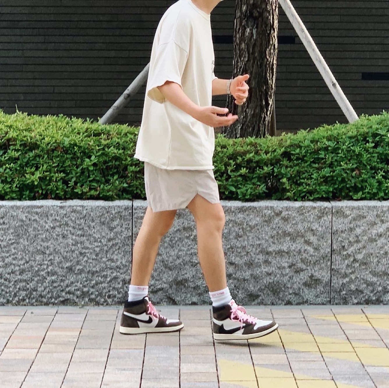 Jordan 1 x Travis Scott Retro High OG SP Mocha, Essentials Fleece Shorts Oatmeal Heather - 20FW 착용 스타일 - 2